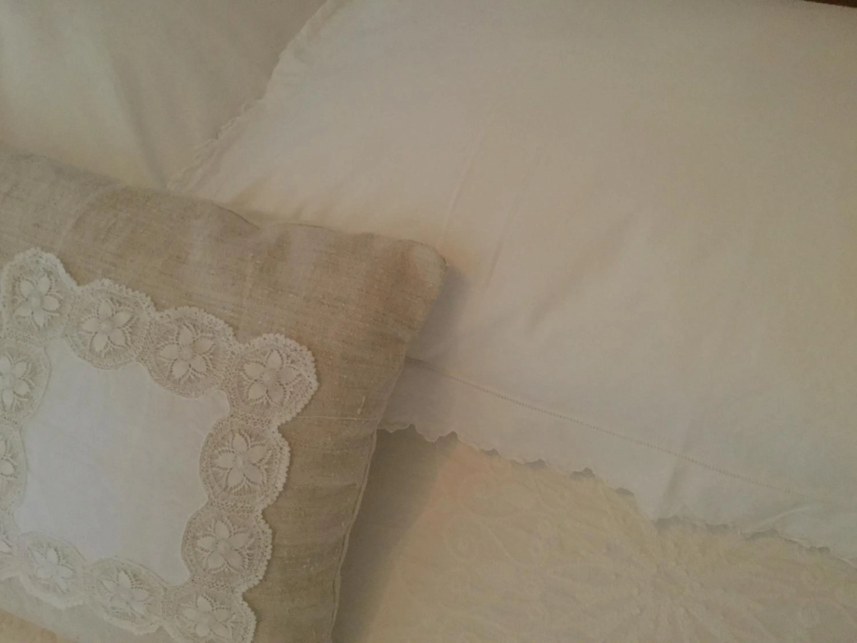 Decorative detail, Bed in Pérard Chambres D’Hotes