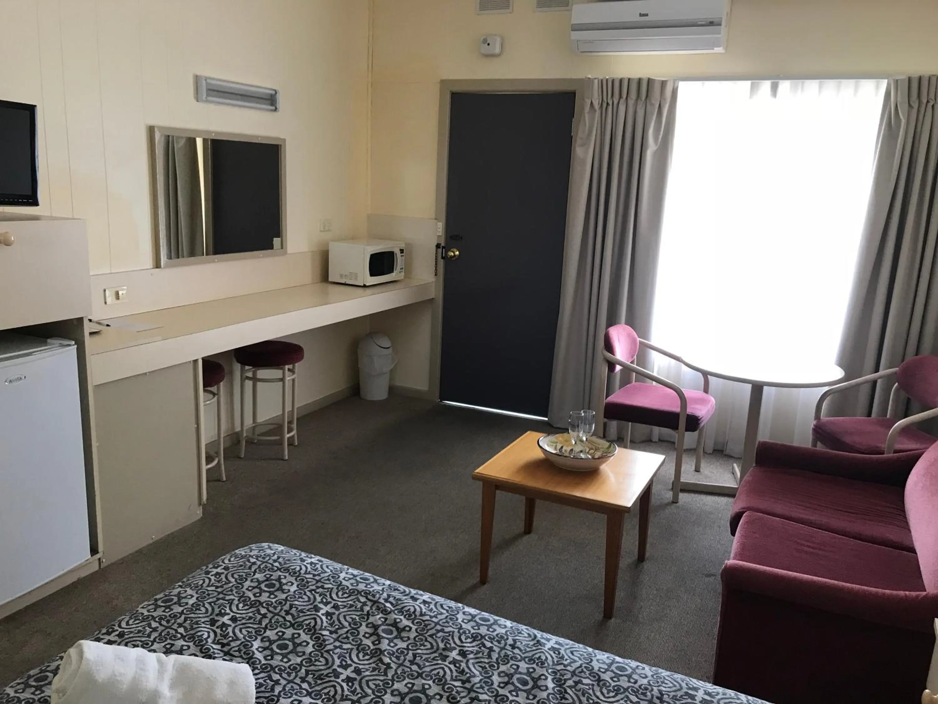 air conditioner, Bed in Woodmans Hill Motel