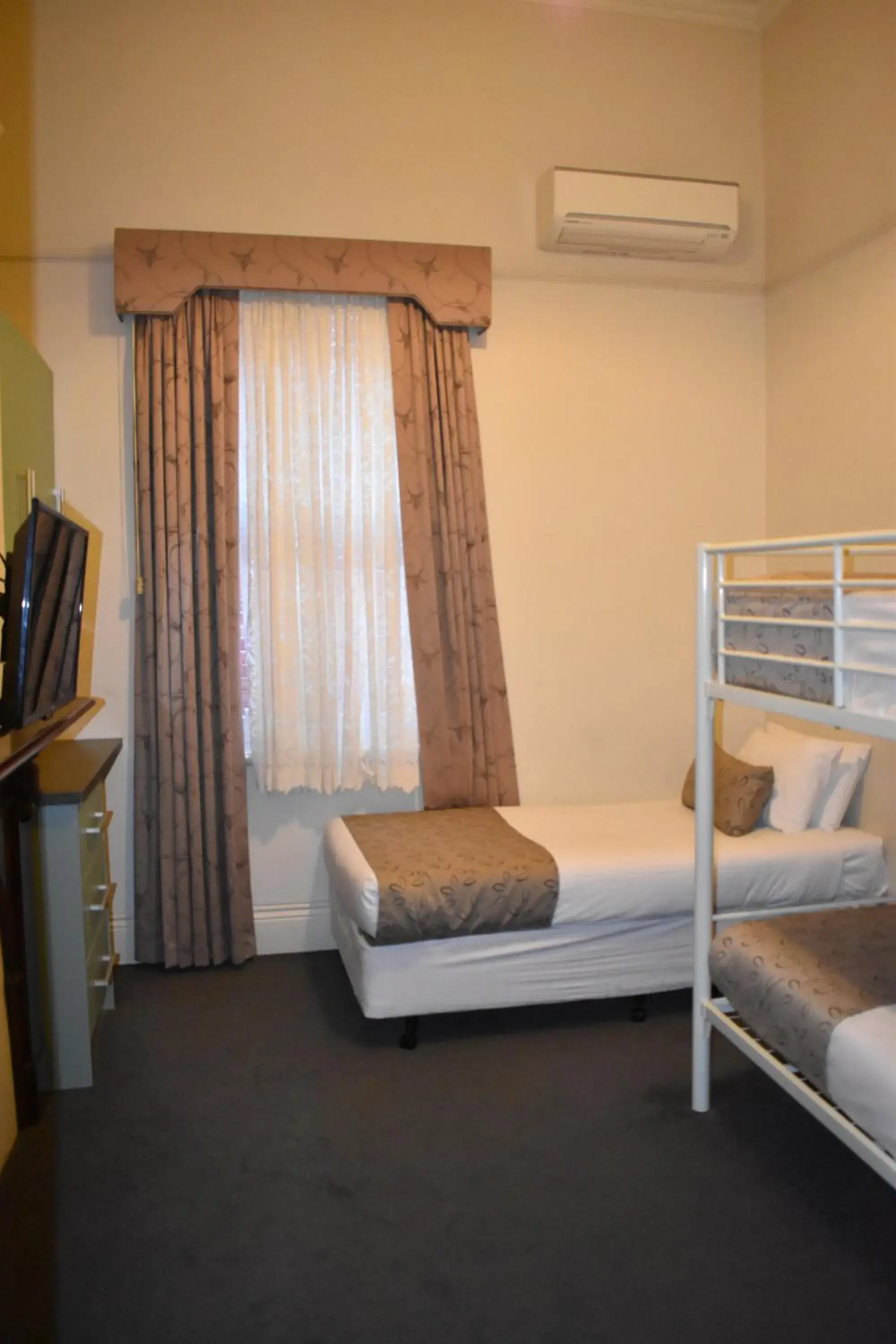 Bed in Seymours On Lydiard Bed in Seymours On Lydiard