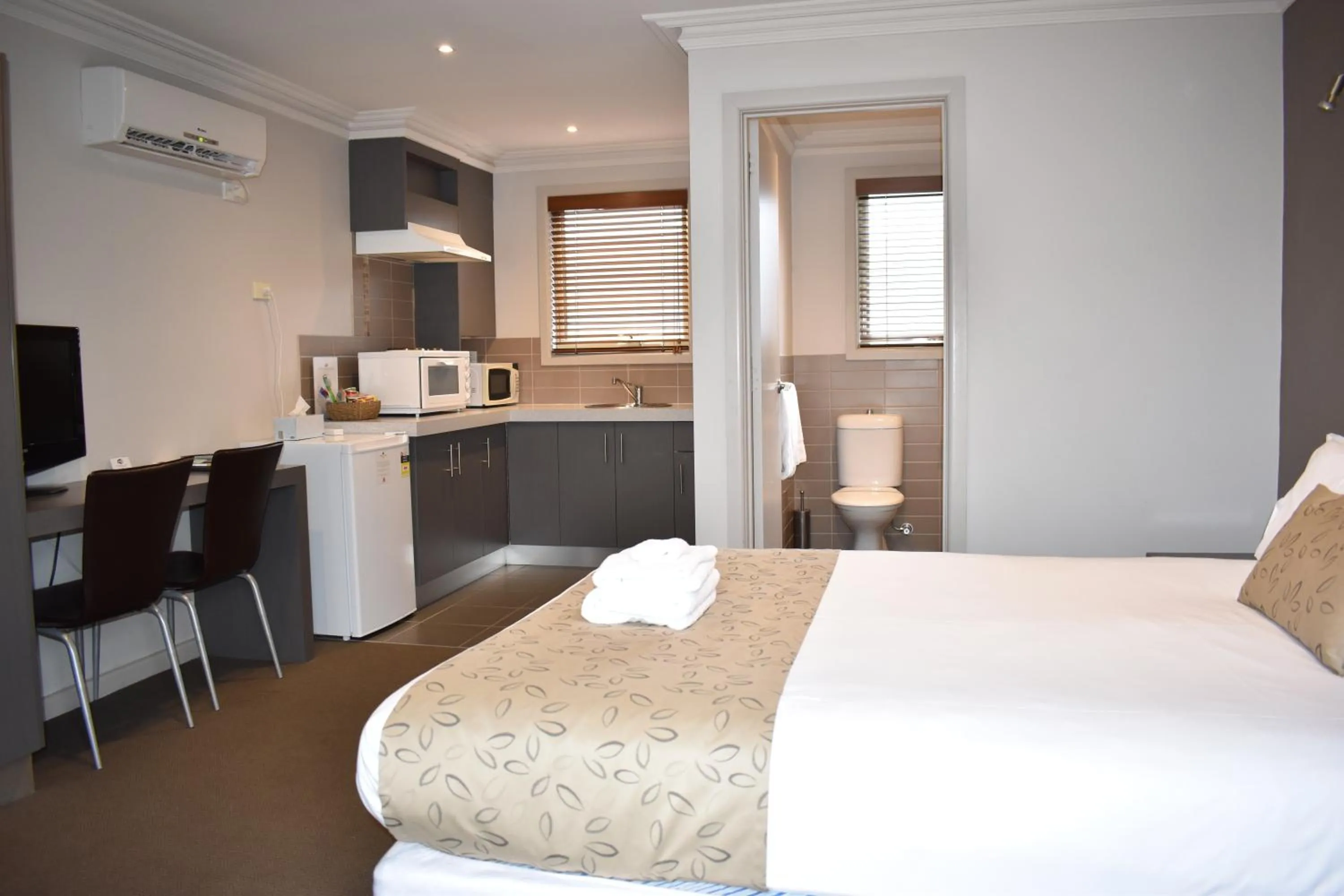 Photo of the whole room, Bed in Seymours On Lydiard