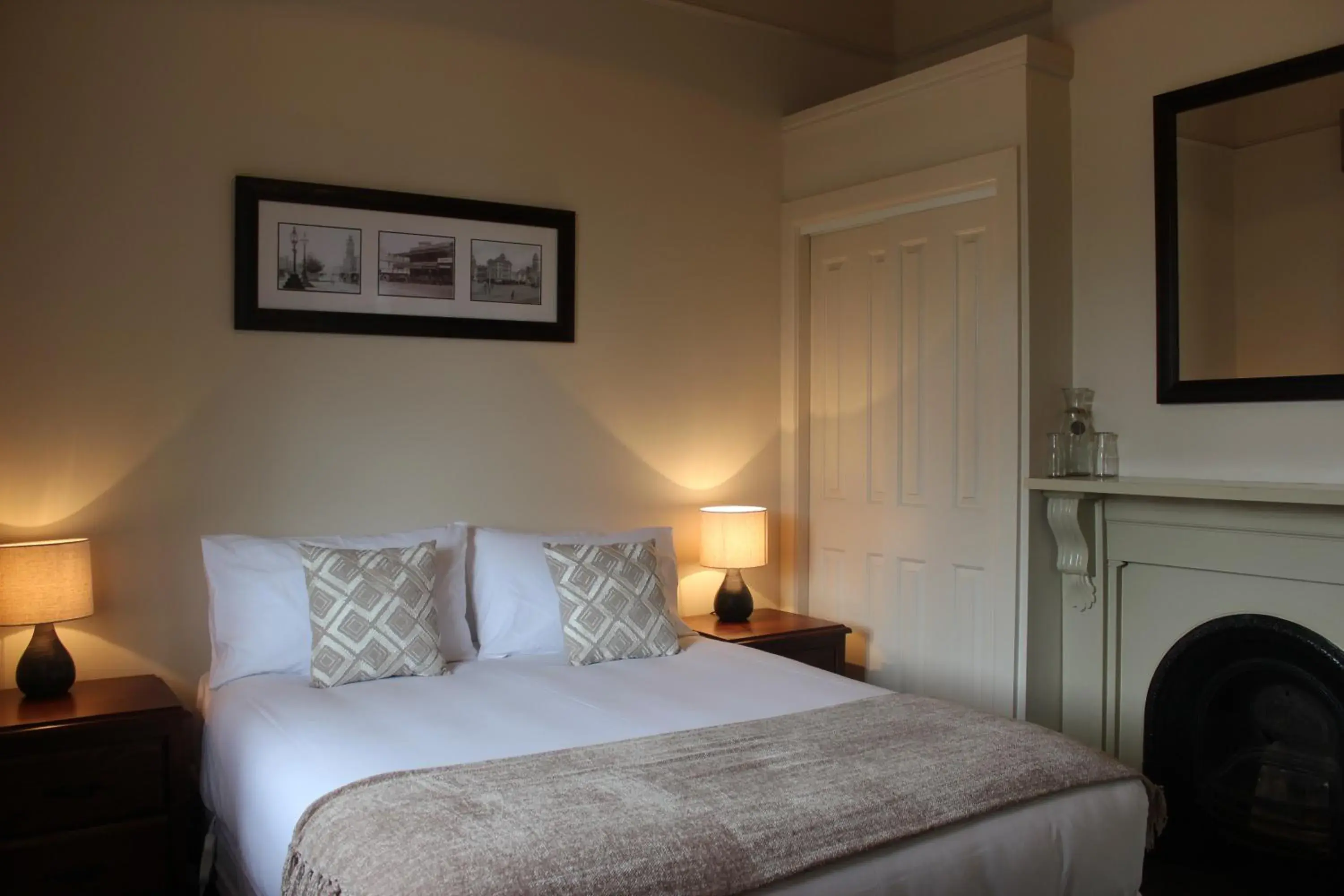 Photo of the whole room, Bed in Seymours On Lydiard Photo of the whole room, Bed in Seymours On Lydiard