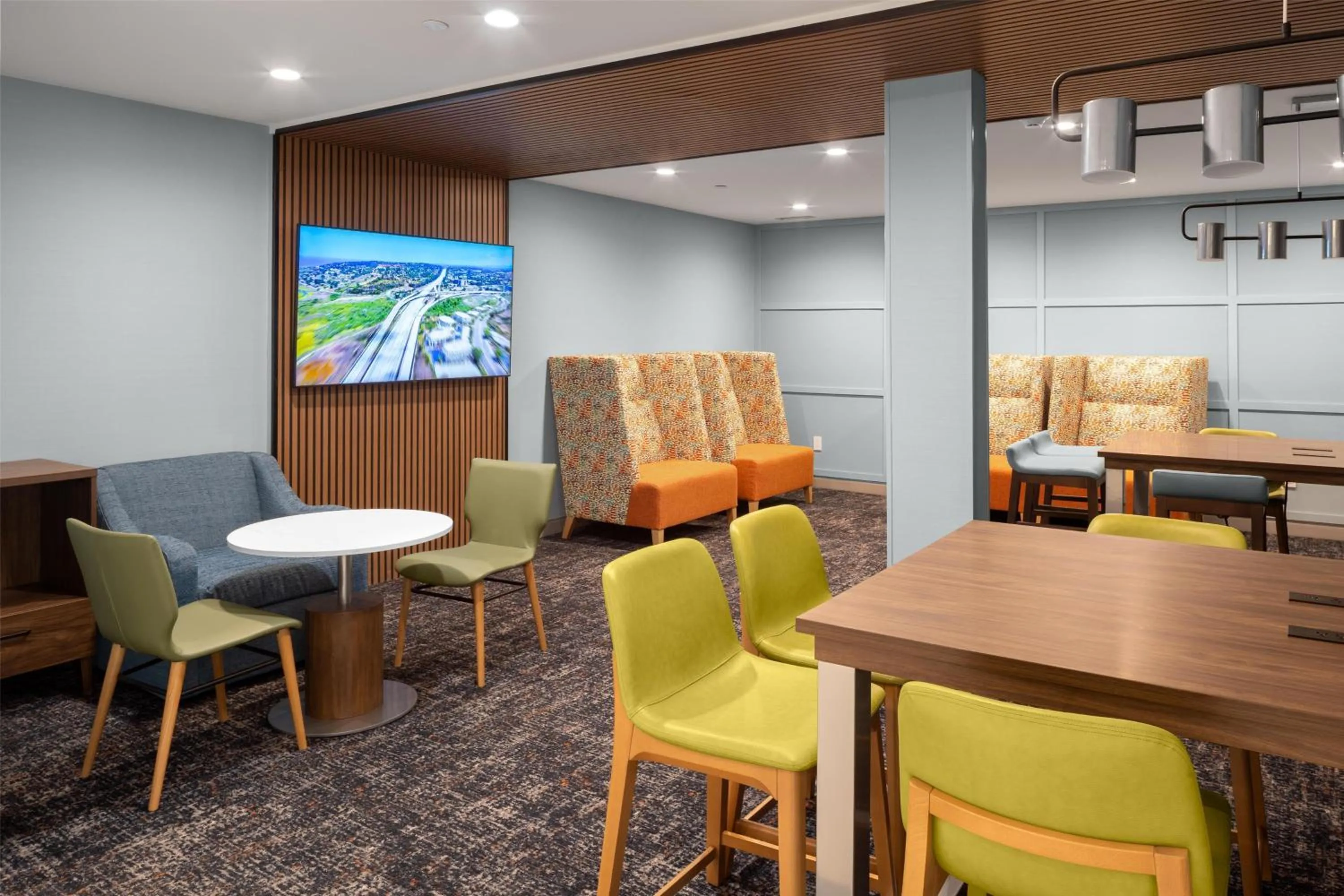 TV and multimedia in Hampton Inn & Suites by Hilton San Diego SeaWorld