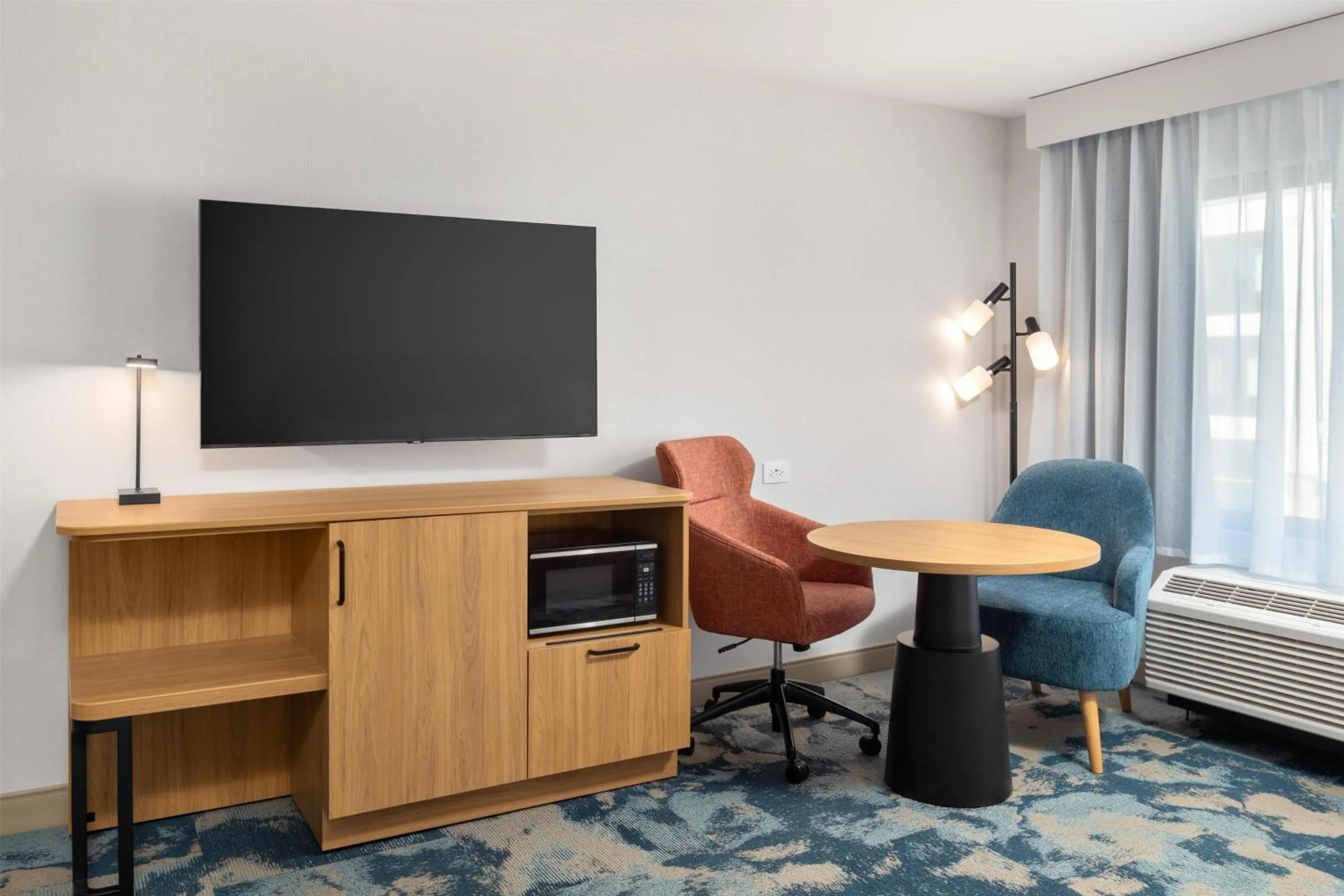 TV and multimedia in Hampton Inn & Suites by Hilton San Diego SeaWorld