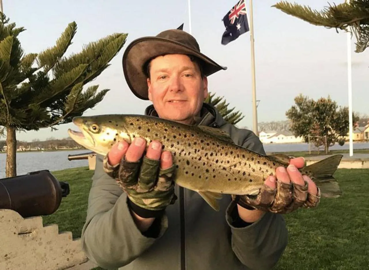 Fishing in Lake Inn - Ballarat