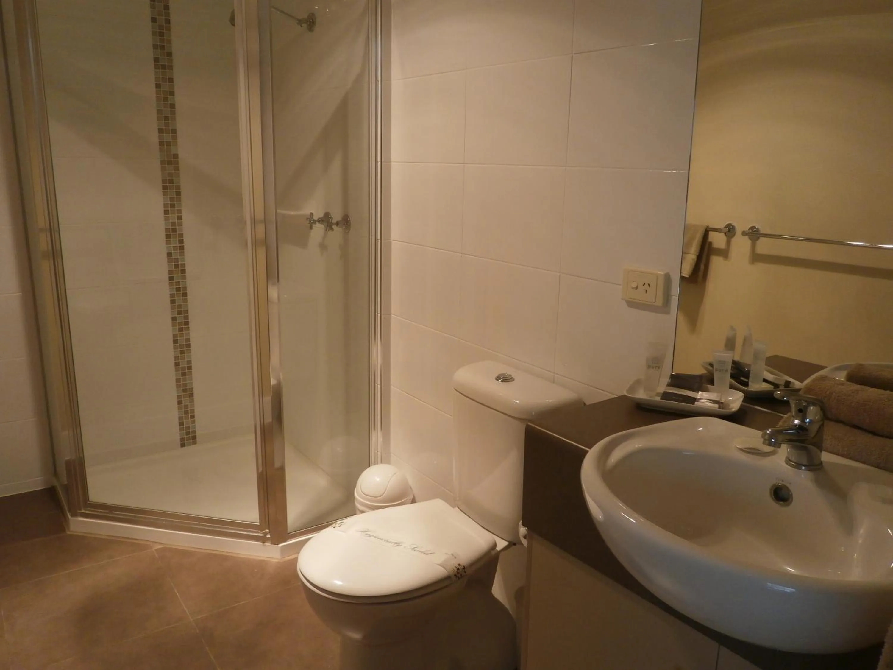 Bathroom in Ballarat Central City Motor Inn