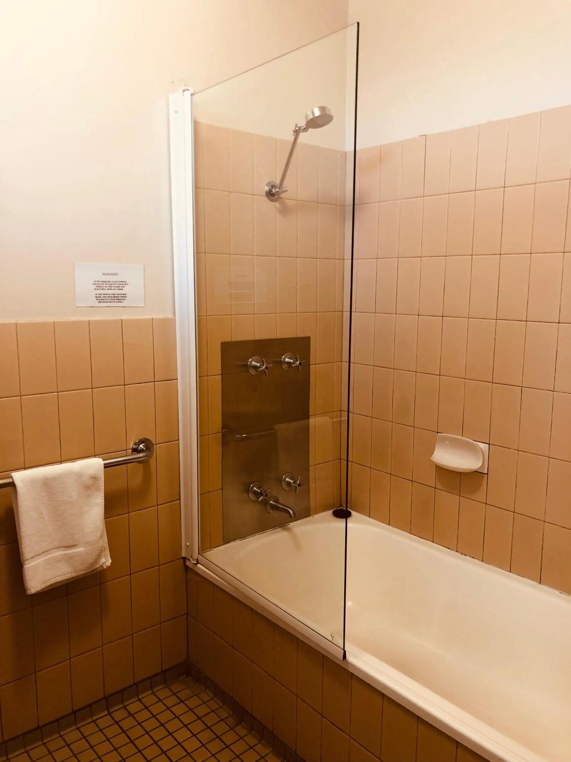 Bathroom in Main Lead Ballarat Motel