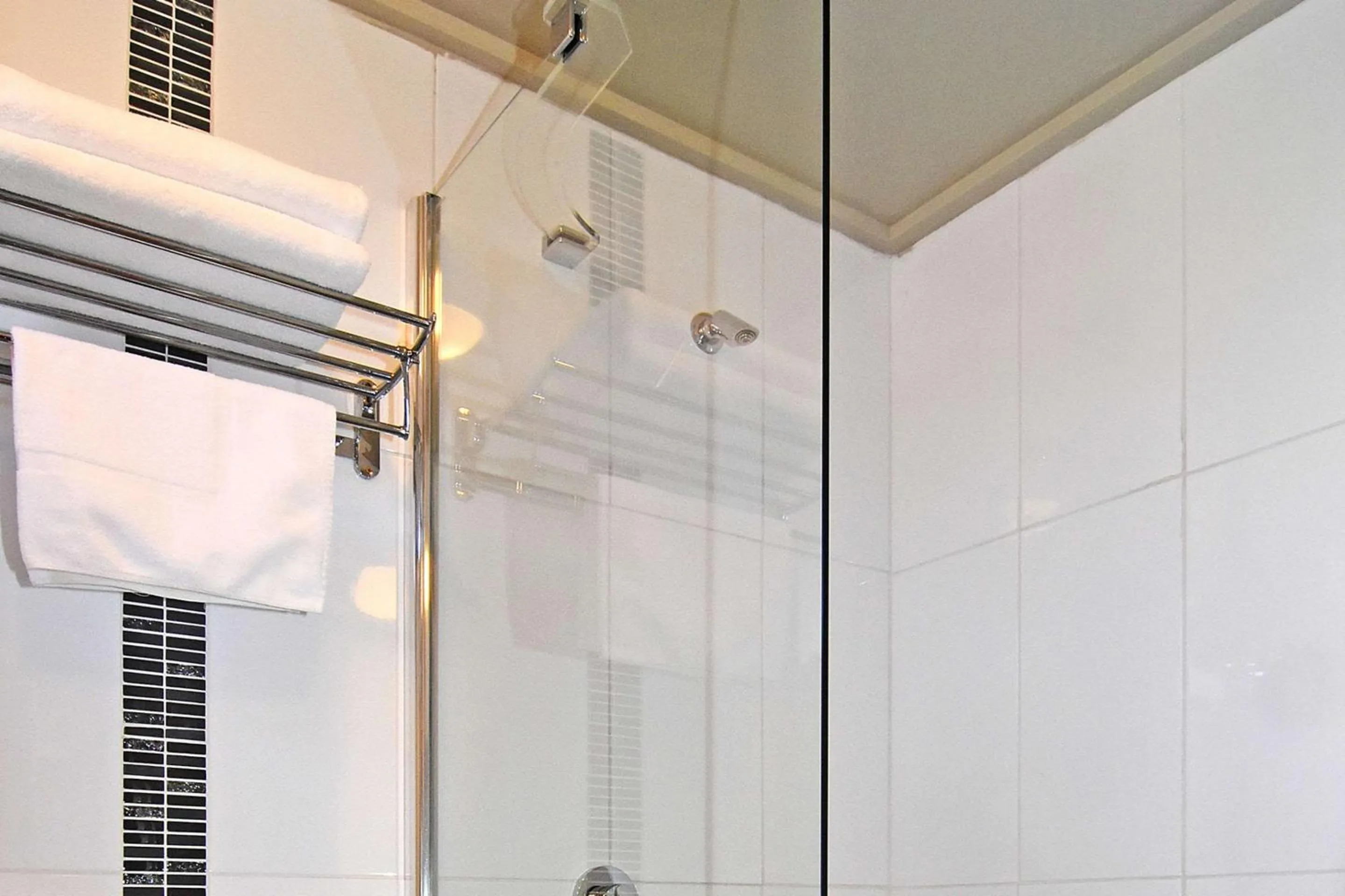 Bathroom in Main Lead Ballarat Motel