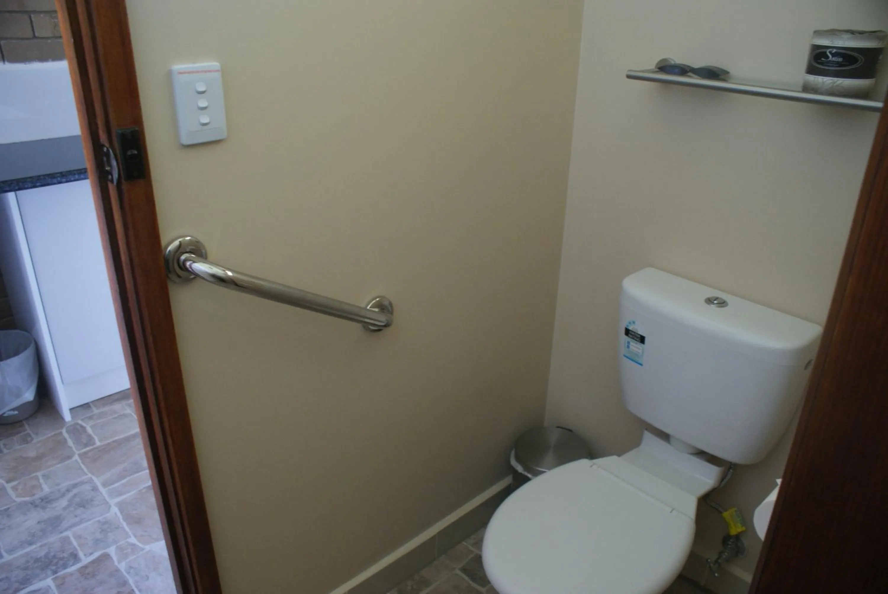 Toilet in Peppinella Motel