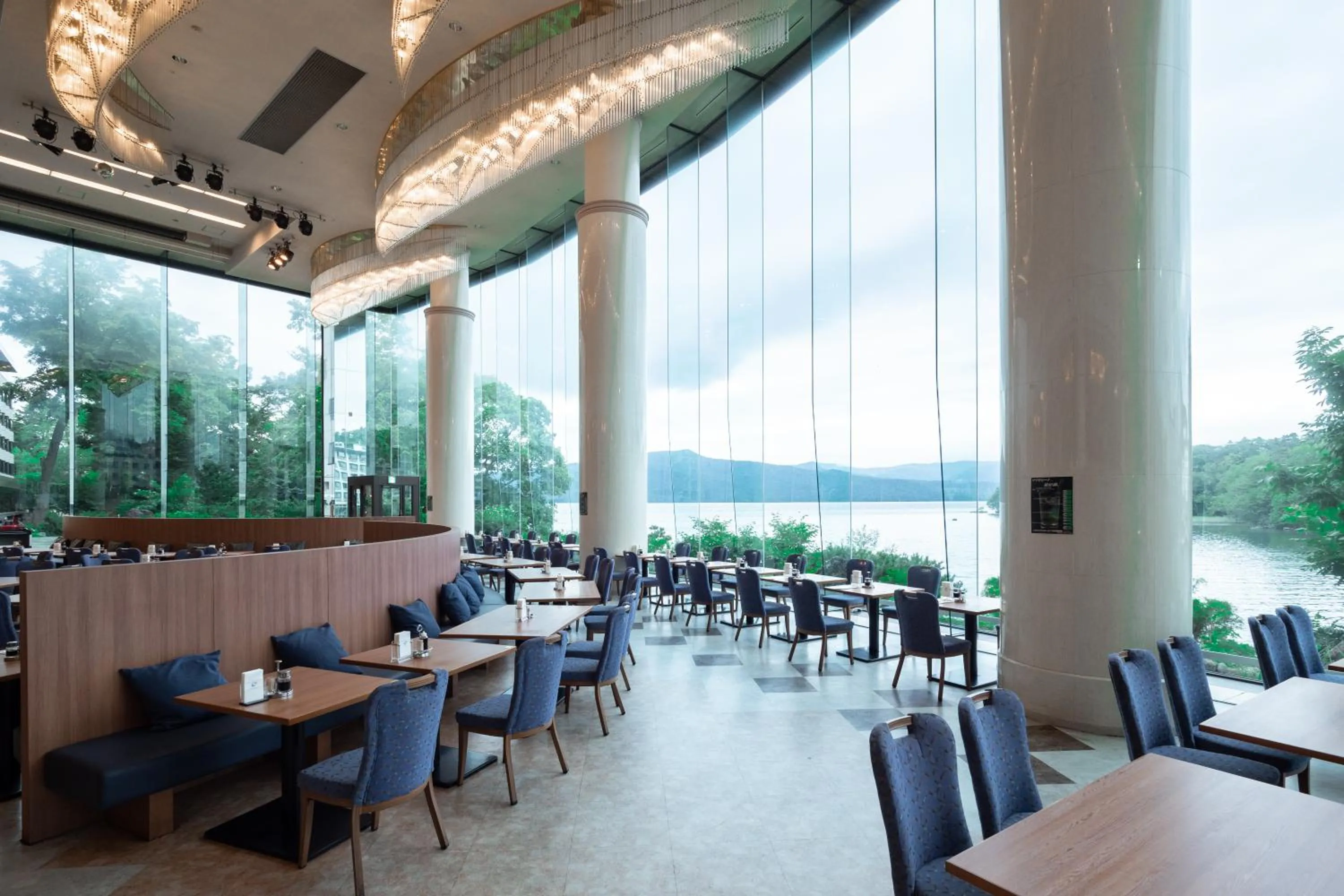 Restaurant/places to eat in New Akan Hotel