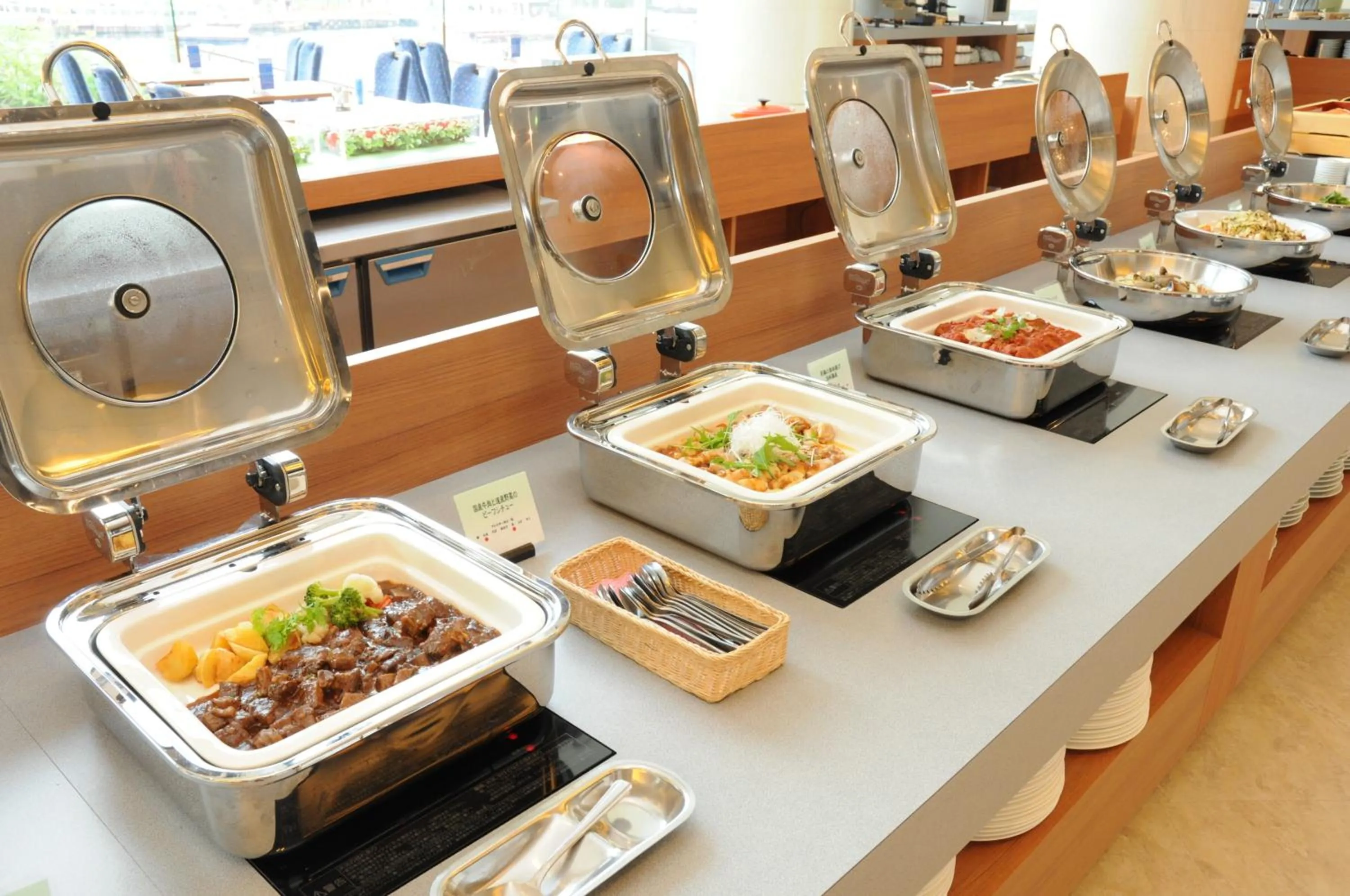 Restaurant/places to eat in New Akan Hotel