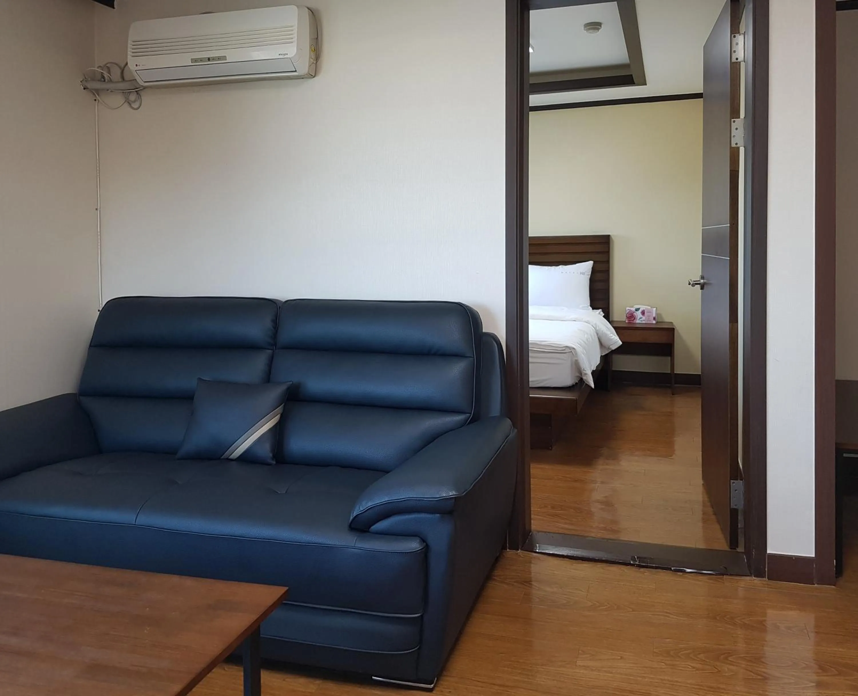 Decorative detail, Bed in Goodstay Motel Hill