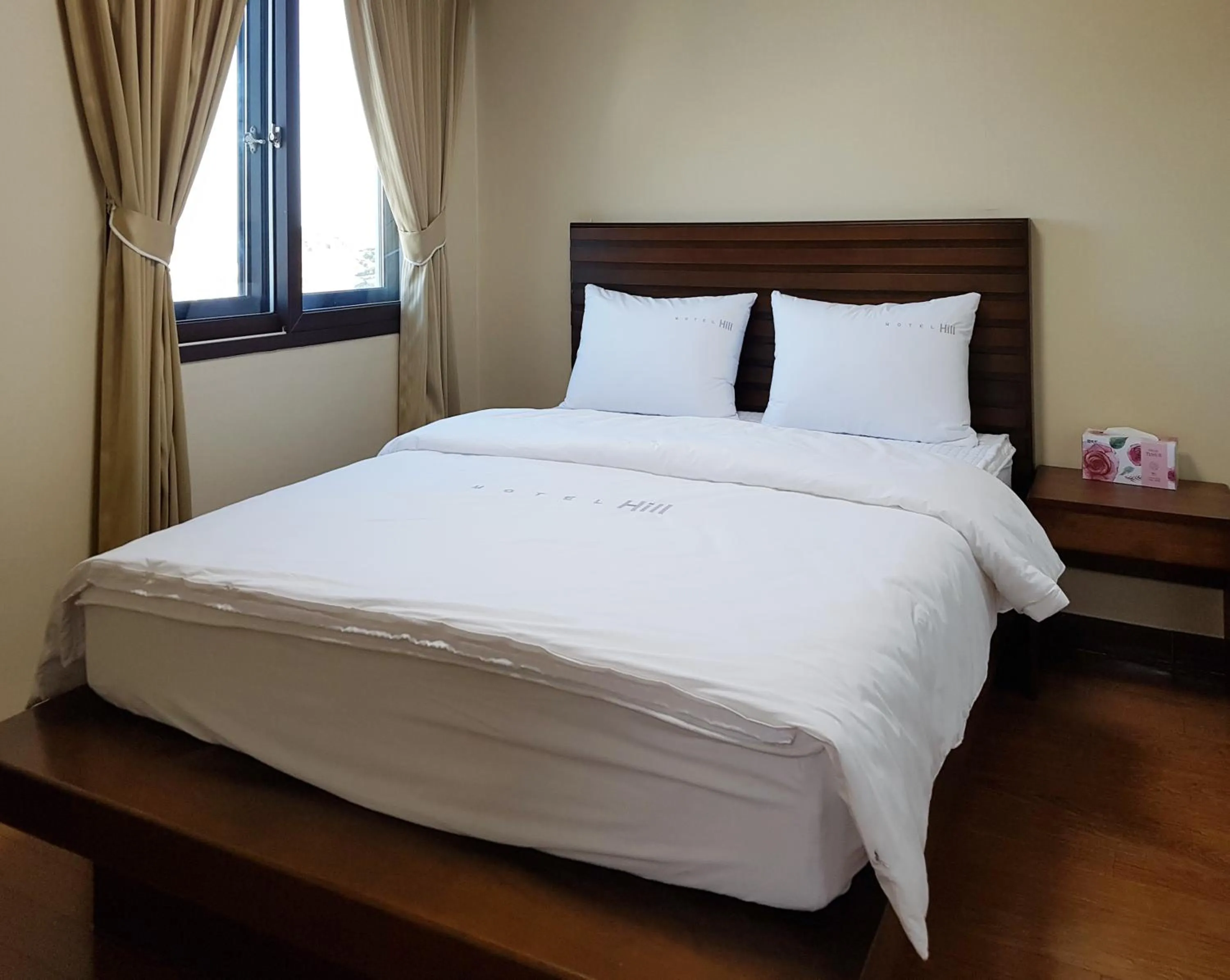 Decorative detail, Bed in Goodstay Motel Hill