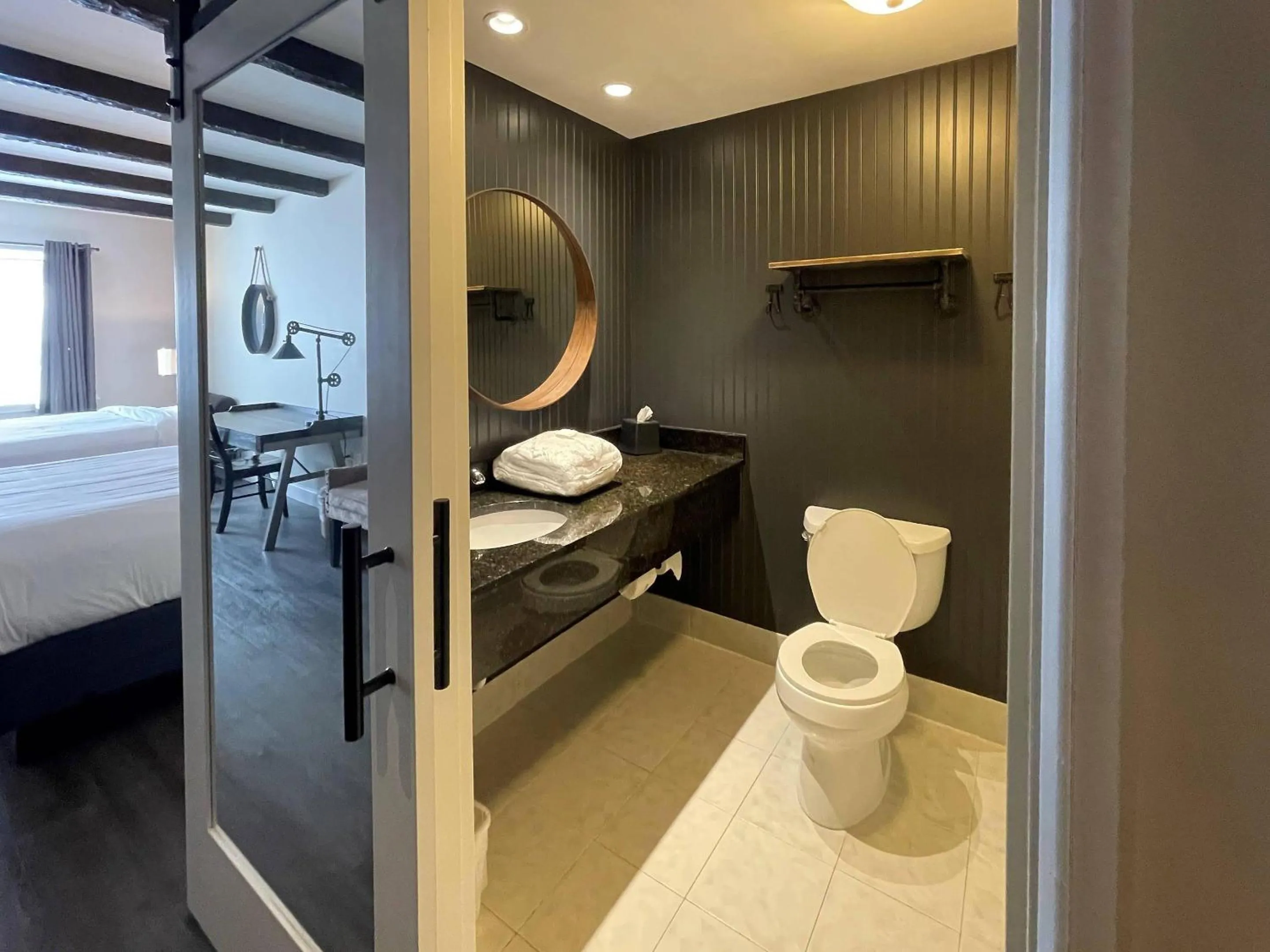 Bedroom, Bed in The Century House, an Ascend Collection Hotel