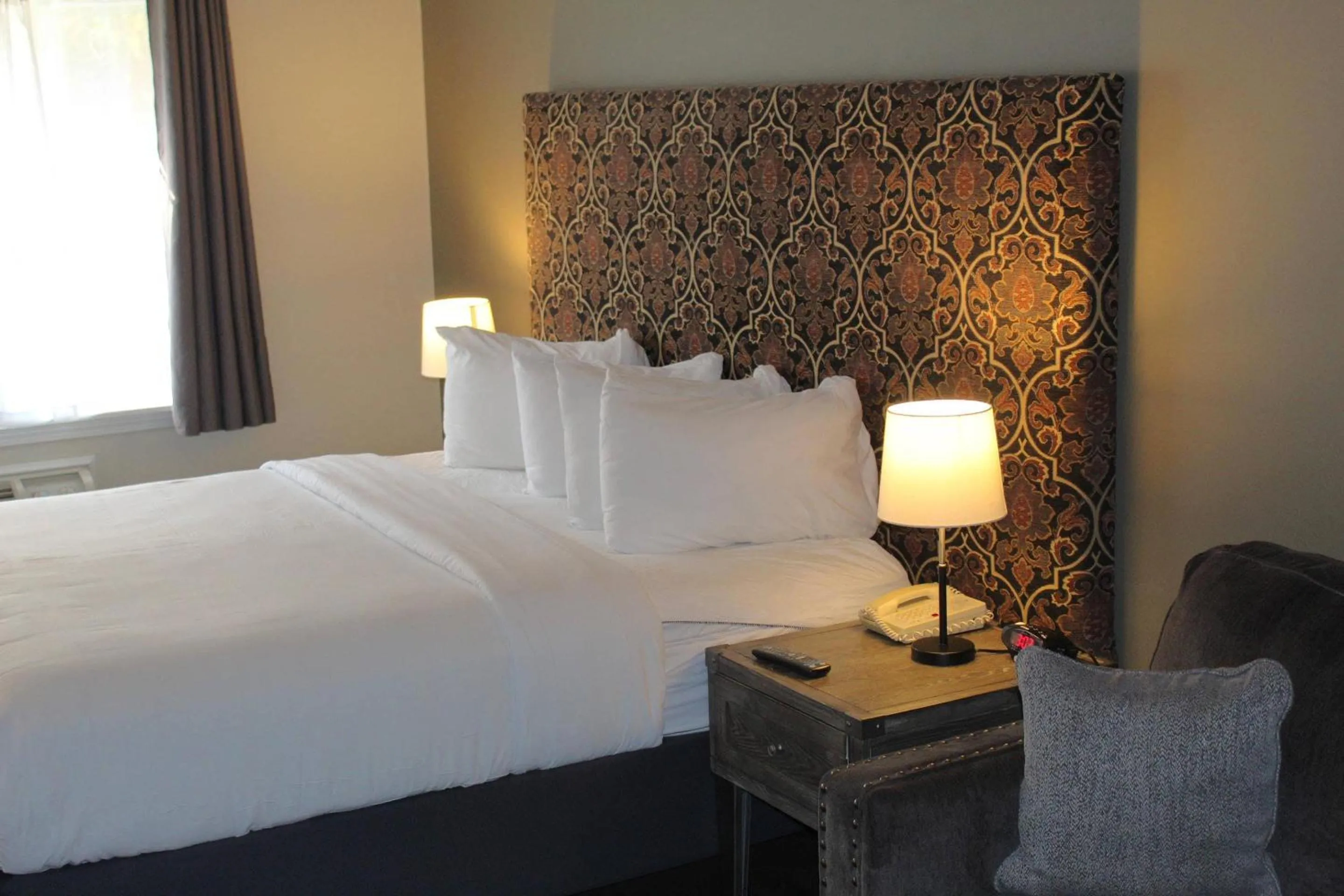 Bedroom, Bed in The Century House, an Ascend Collection Hotel