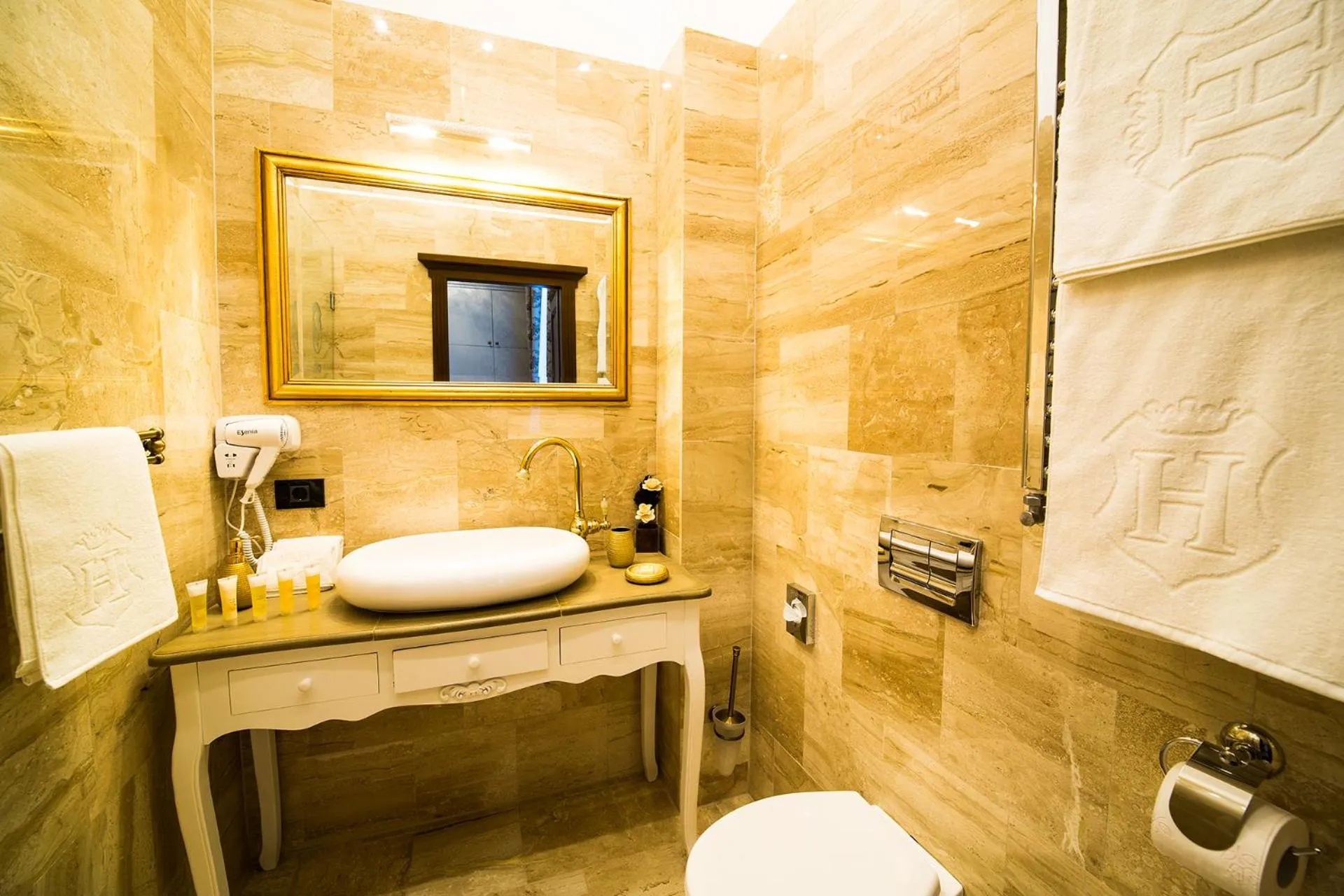 Shower in Hotel 5 Continents