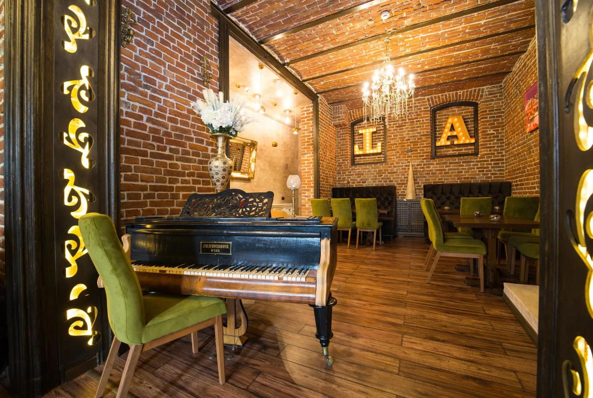 Restaurant/places to eat in Hotel 5 Continents