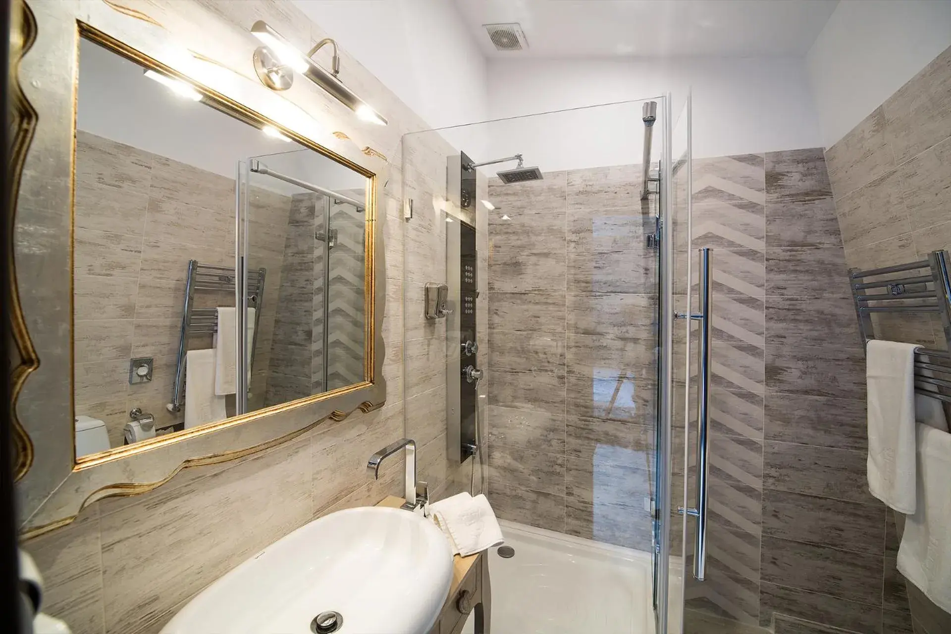 Double Room - single occupancy in Hotel 5 Continents Double Room - single occupancy in Hotel 5 Continents