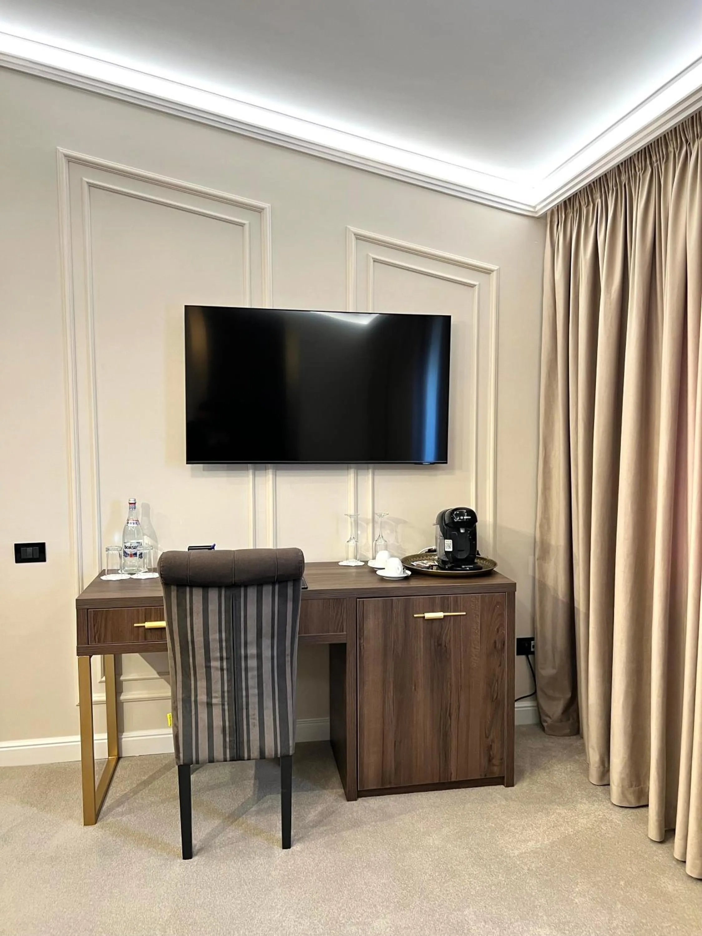 Communal lounge/ TV room in Hotel 5 Continents