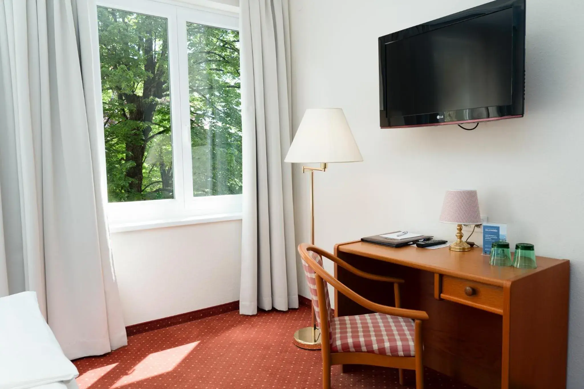 TV/Entertainment Center in Inselhotel Faakersee
