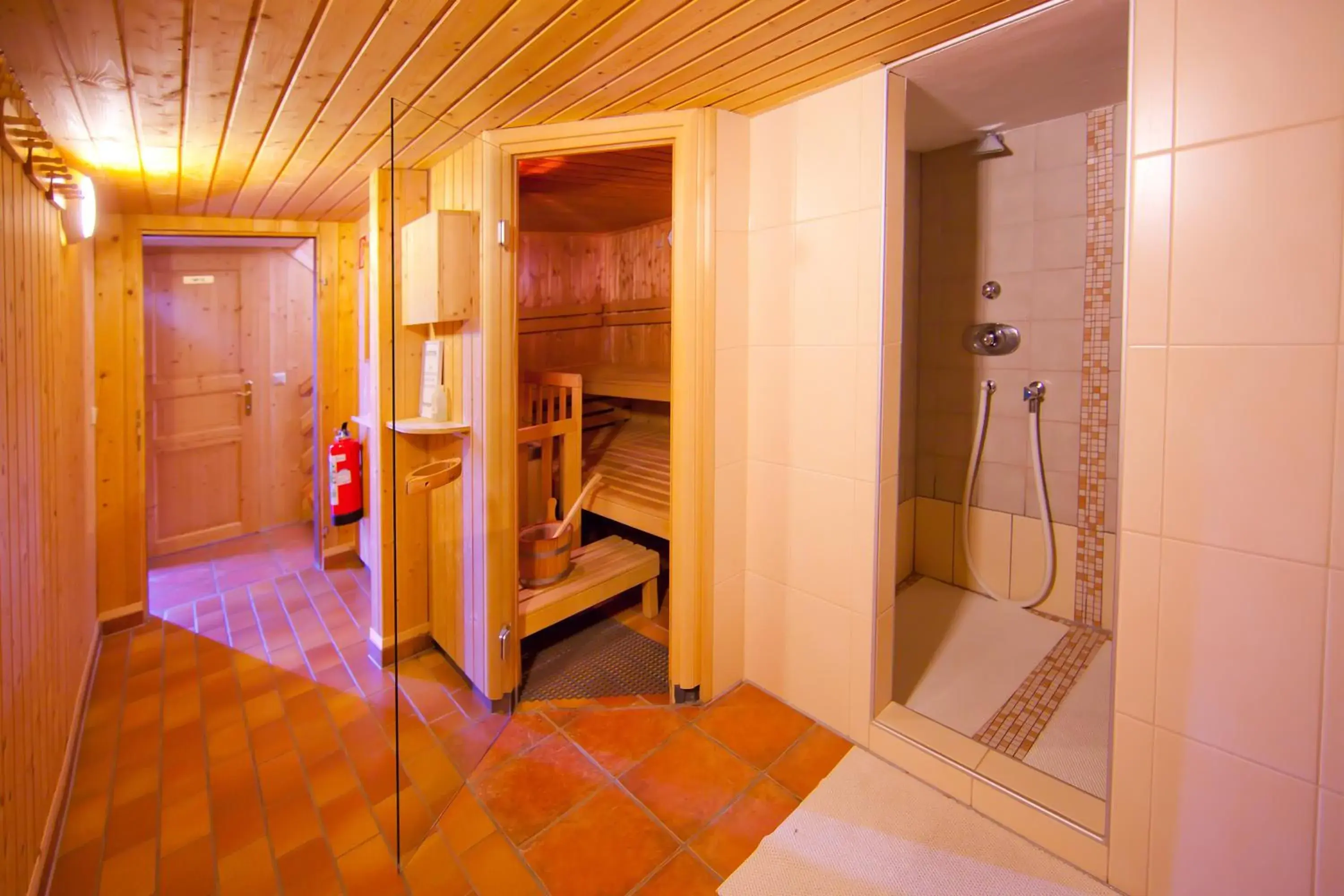 Sauna, Bed in Inselhotel Faakersee