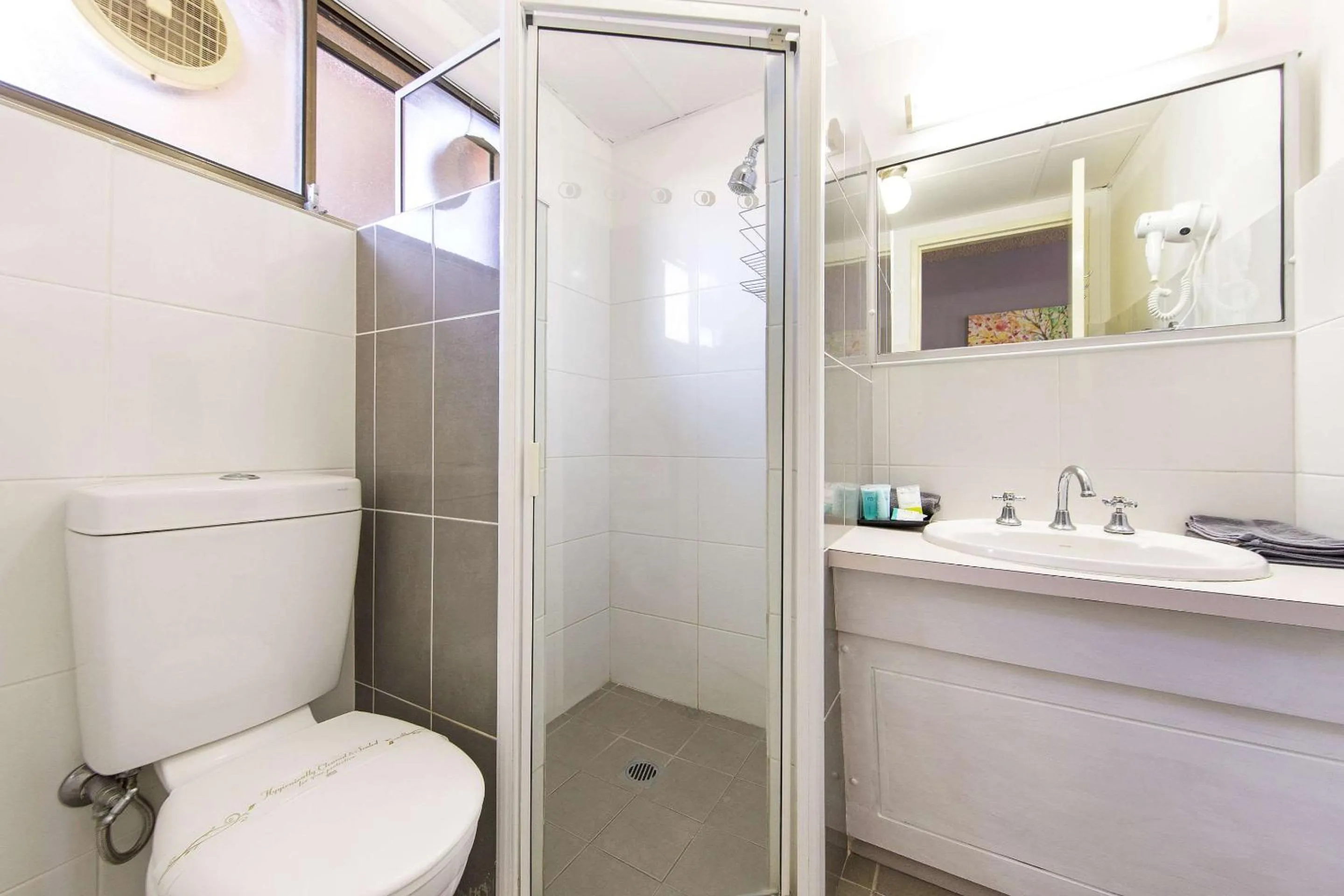 Bathroom in Comfort Inn Dubbo City