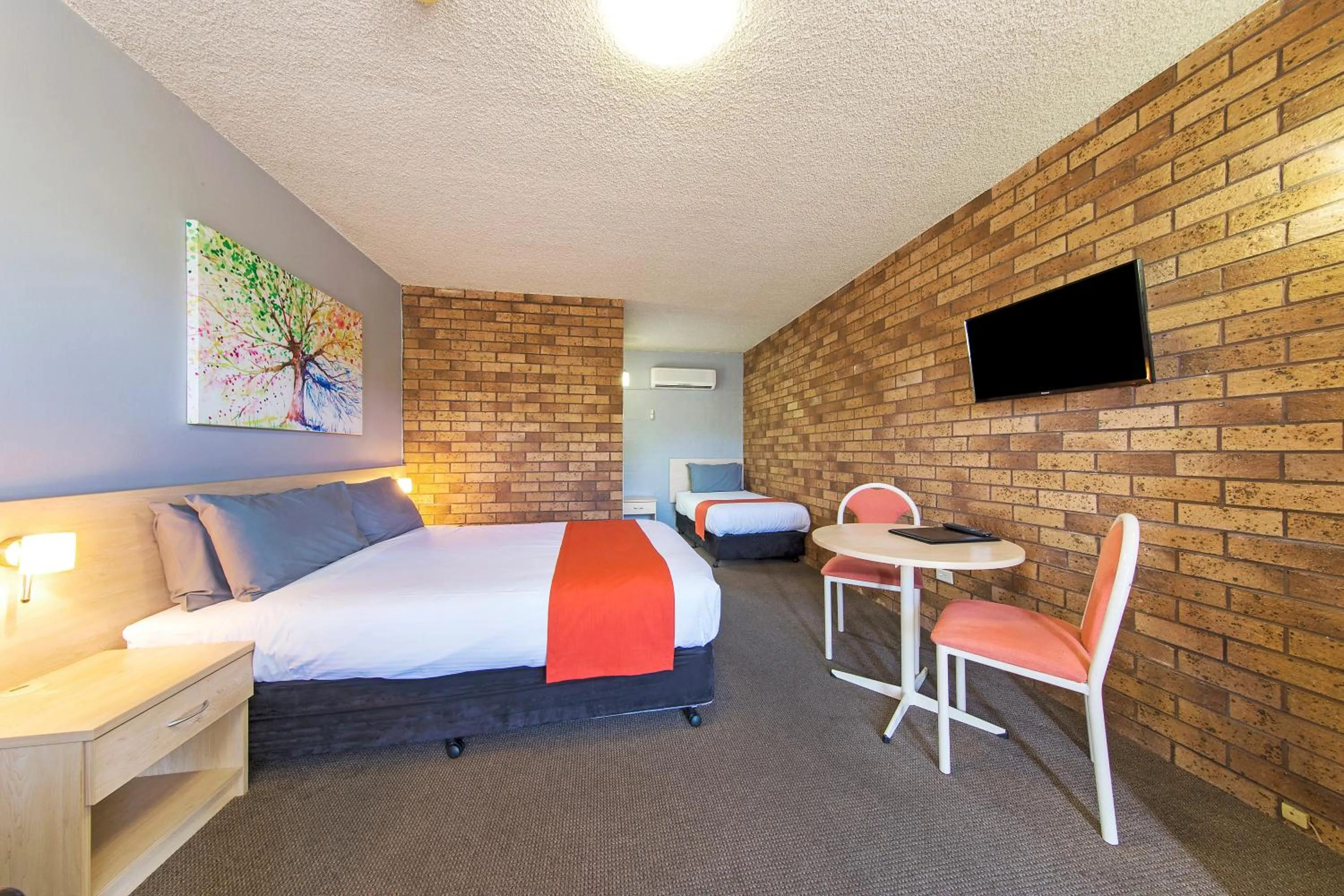 Bed in Comfort Inn Dubbo City