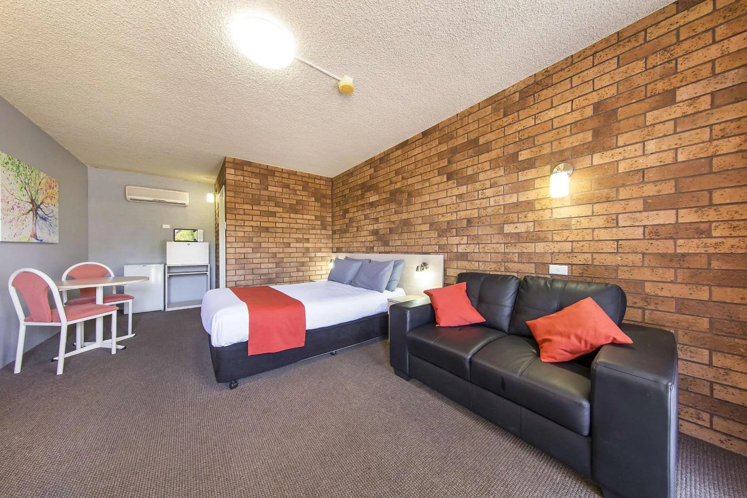 Photo of the whole room, Bed in Comfort Inn Dubbo City