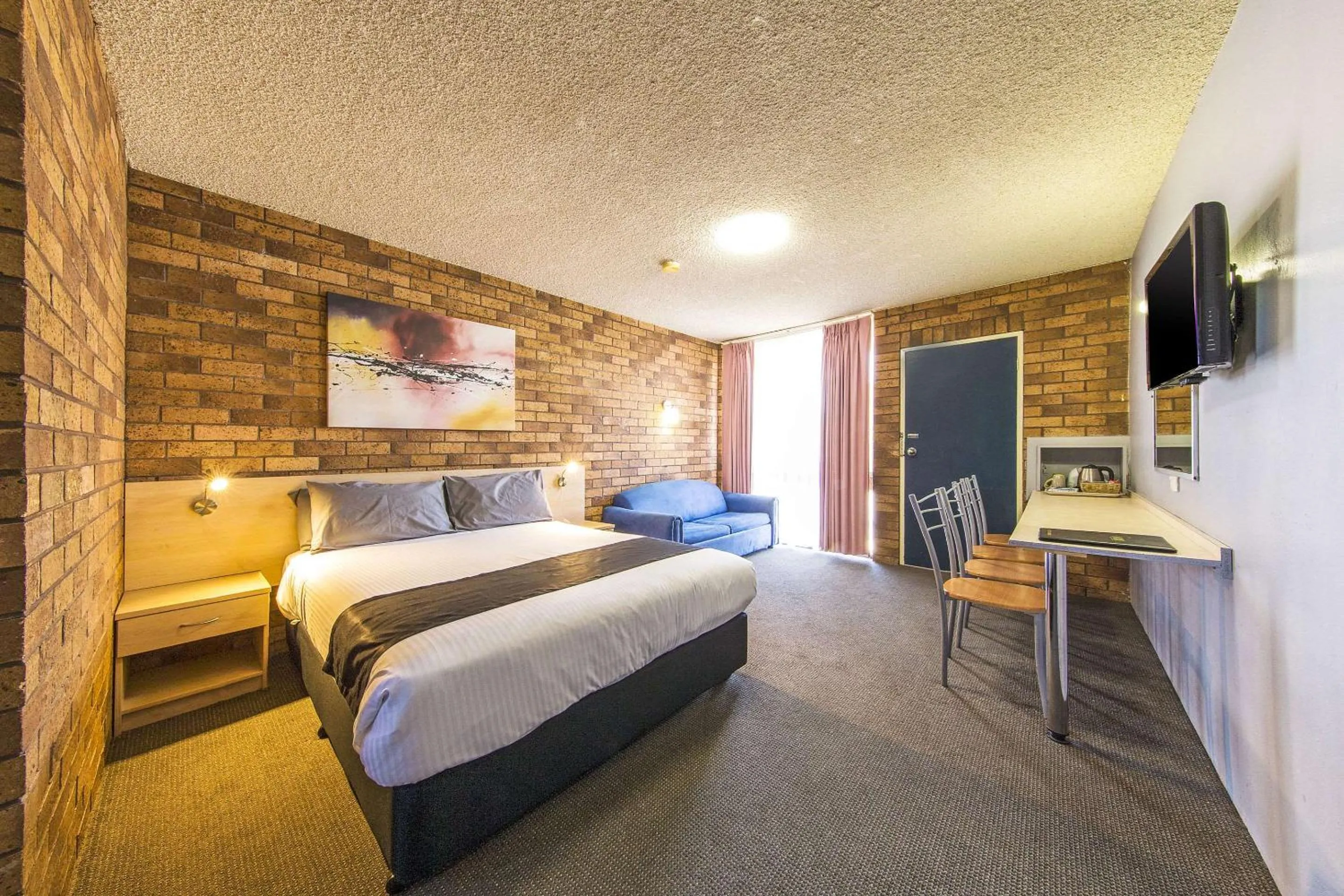 Photo of the whole room, Bed in Comfort Inn Dubbo City
