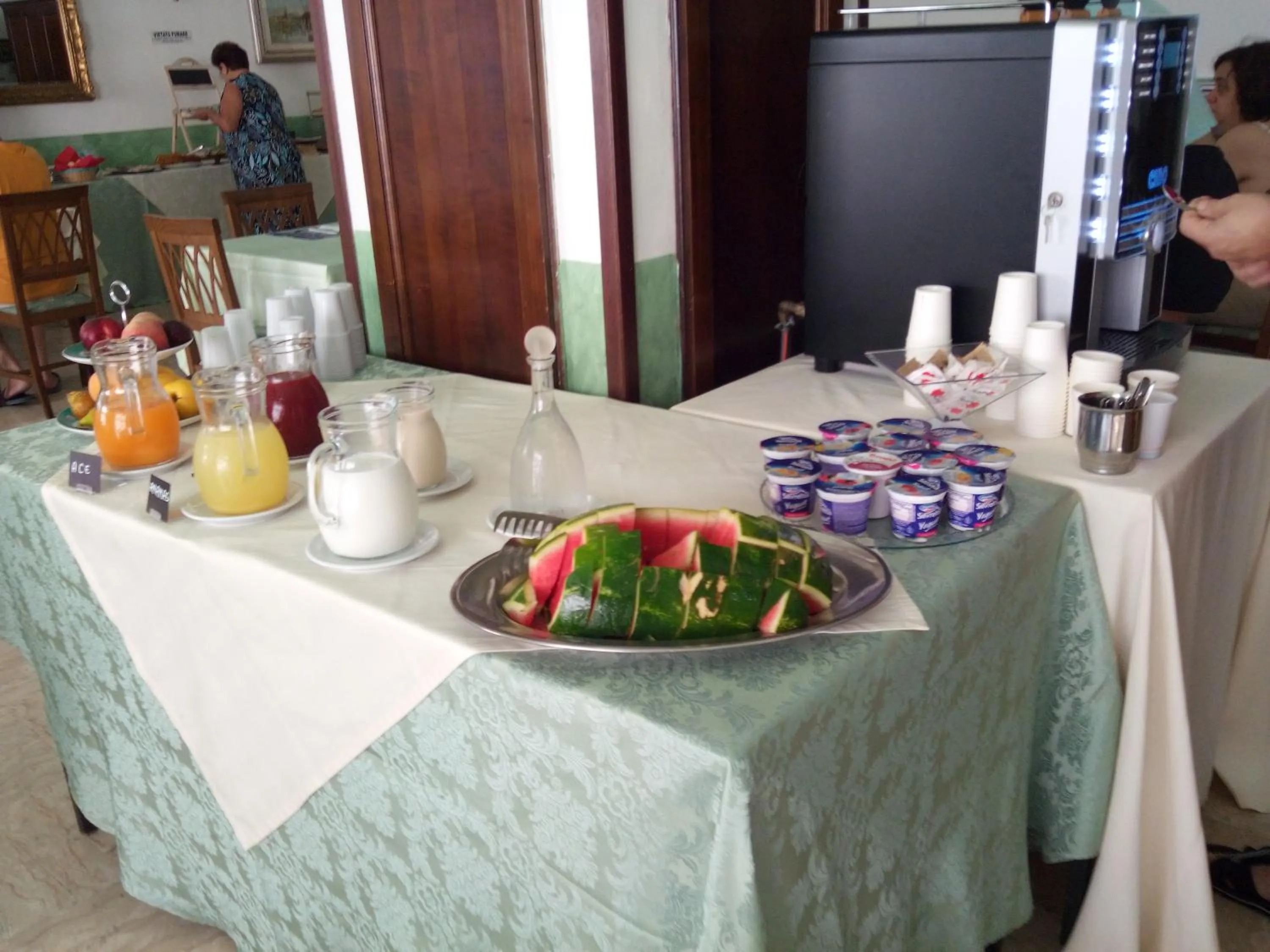 Buffet breakfast in Hotel Calabria