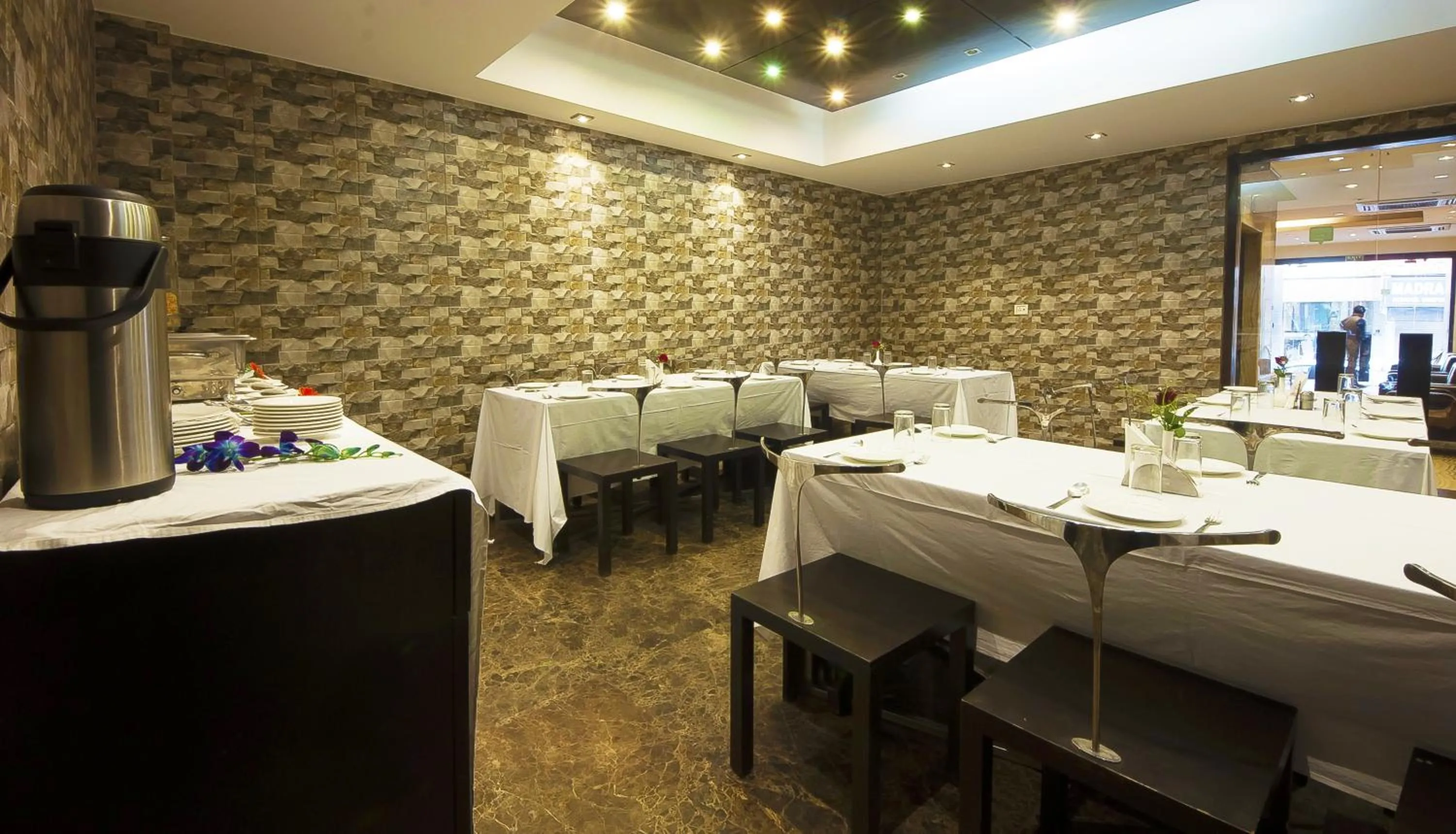 Restaurant/places to eat in Hotel Good Palace