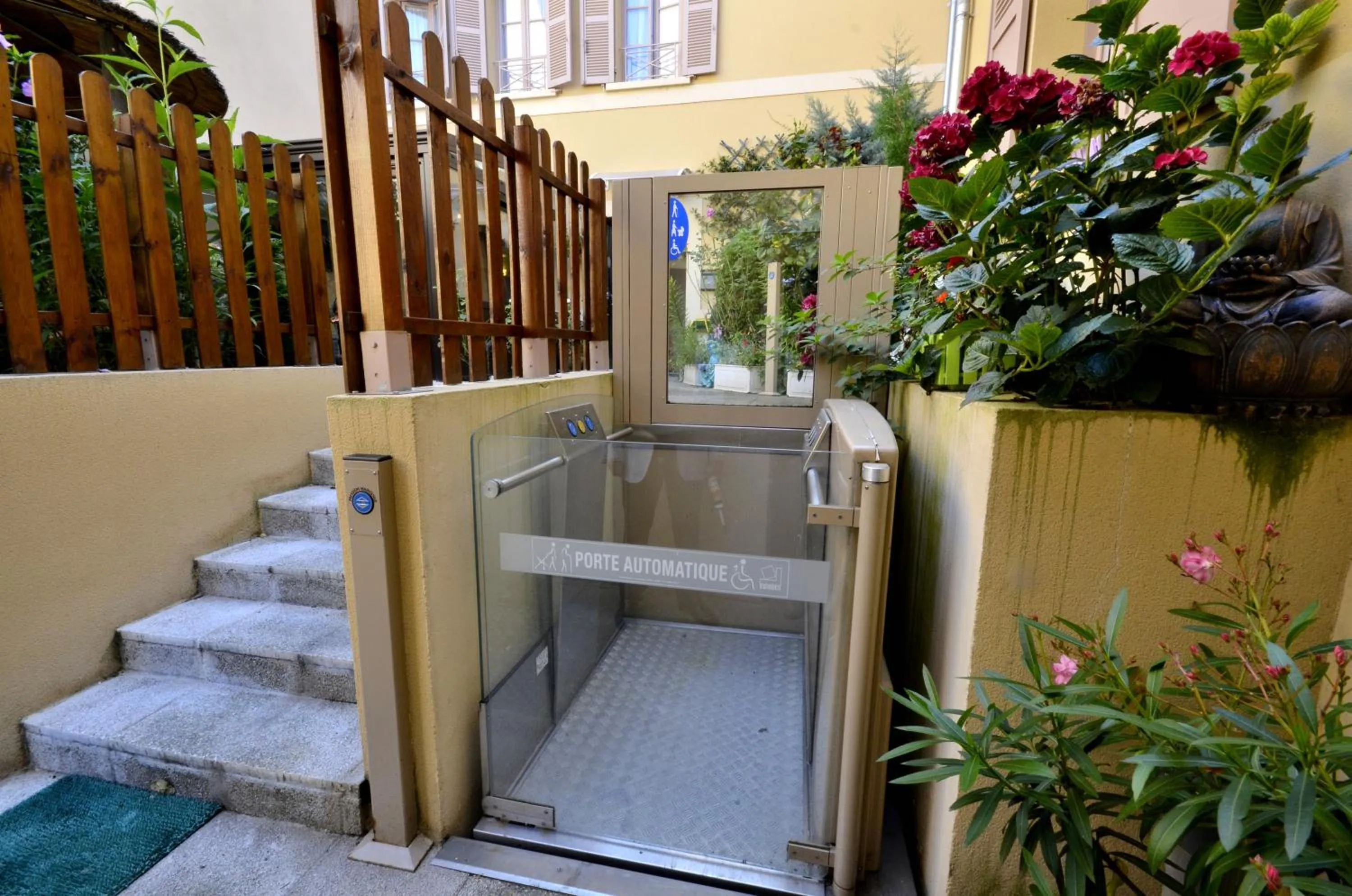 Facade/entrance in Hôtel du Fort