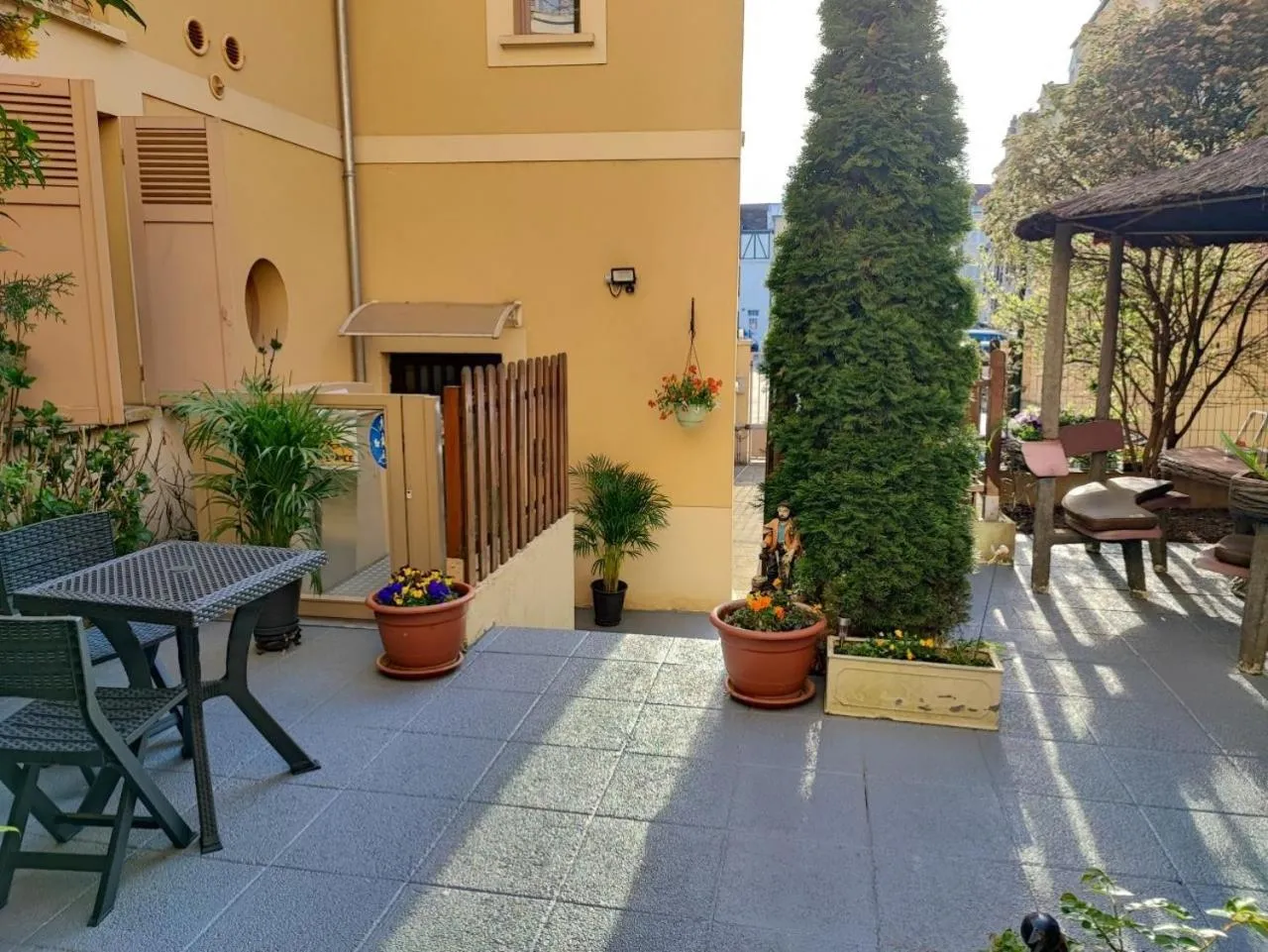 Patio in Hôtel du Fort
