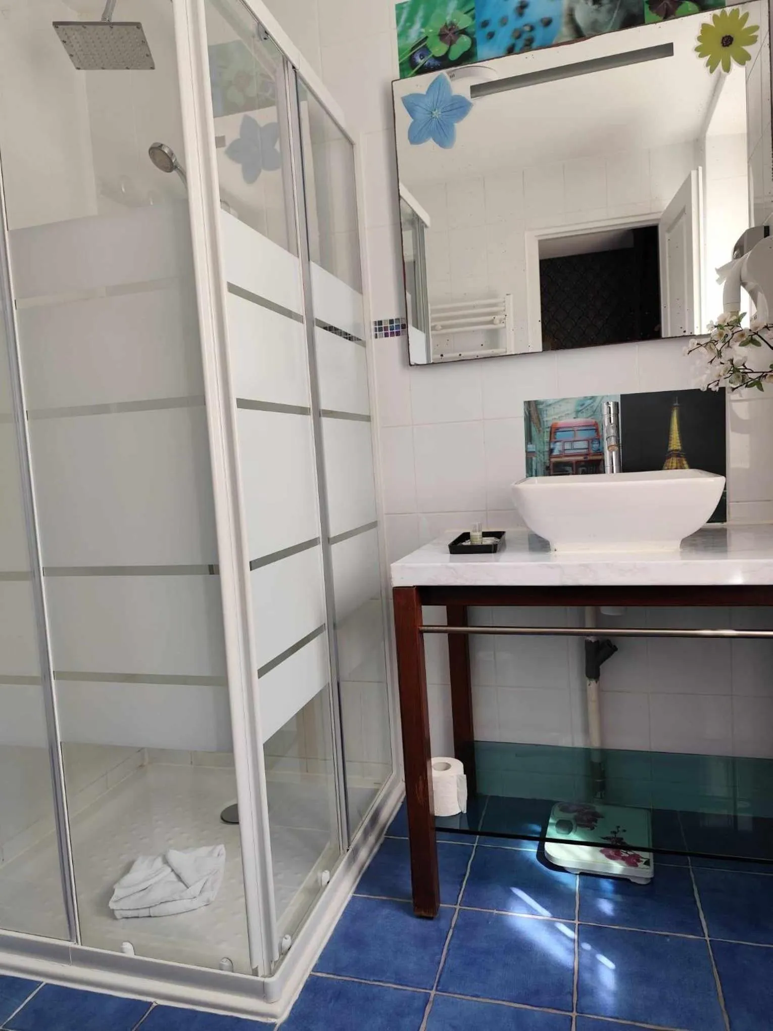 Shower in Hôtel du Fort