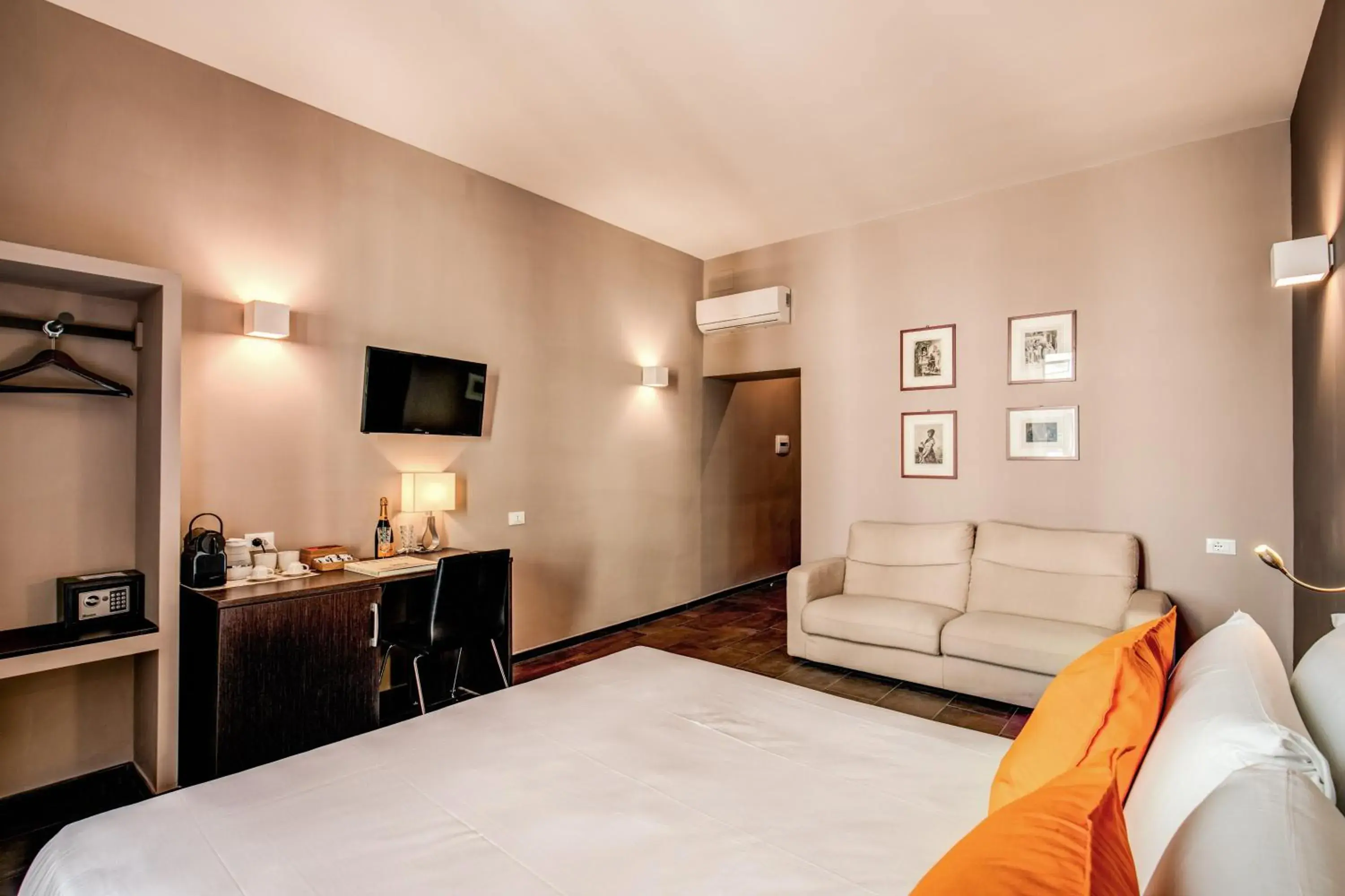 Deluxe Junior Suite in H501 Luxury Rooms Deluxe Junior Suite in H501 Luxury Rooms