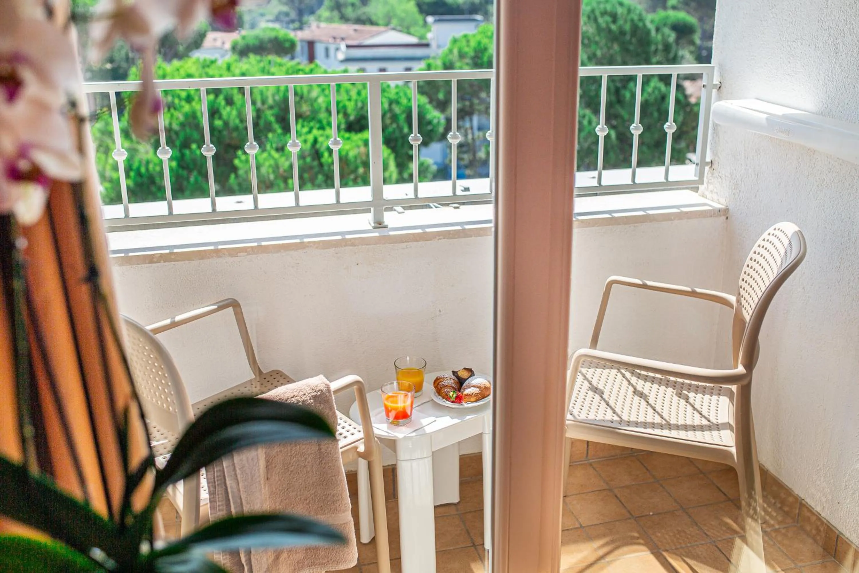 Restaurant/places to eat in Hotel Jasminum