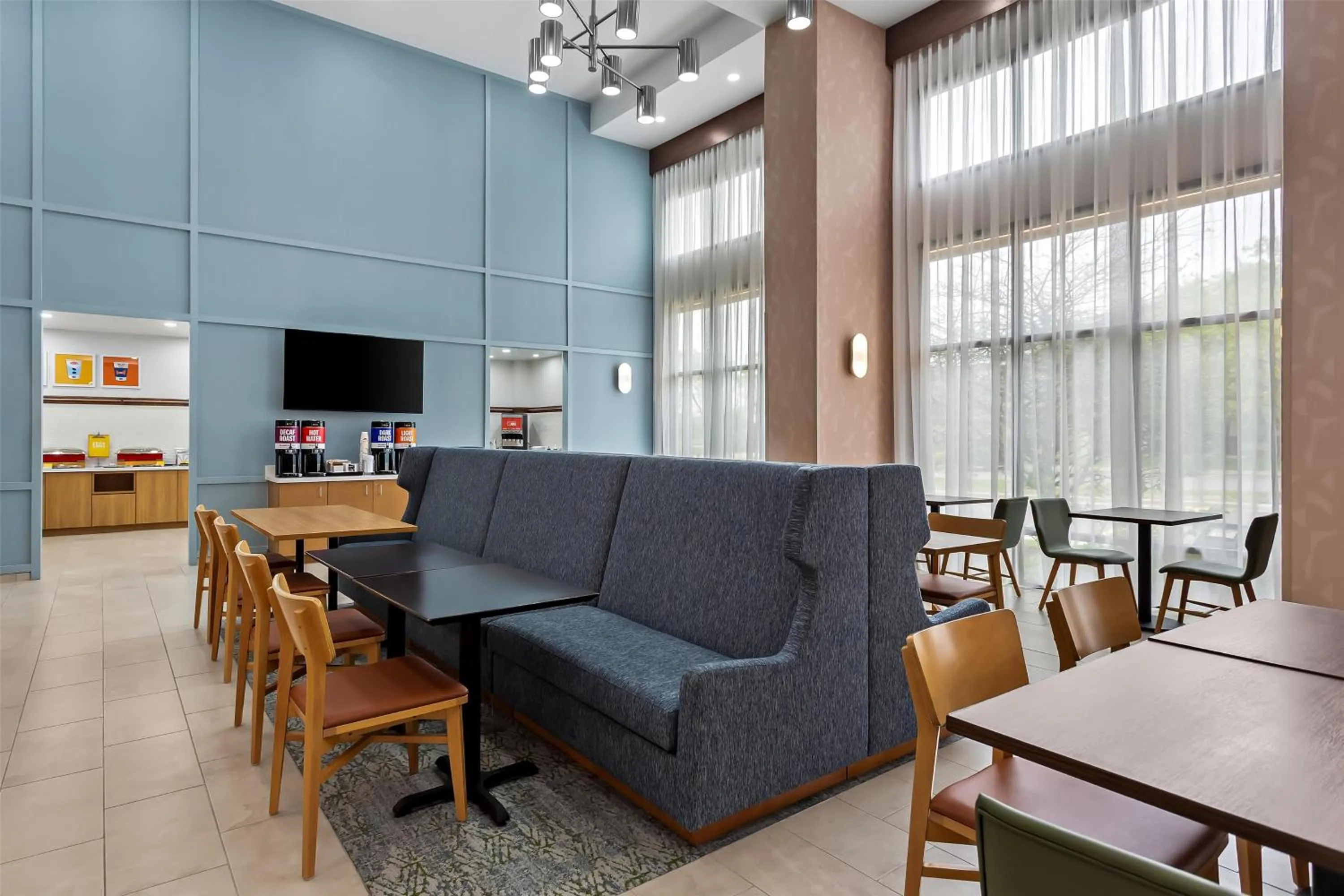 Breakfast in Hampton Inn & Suites Bolingbrook