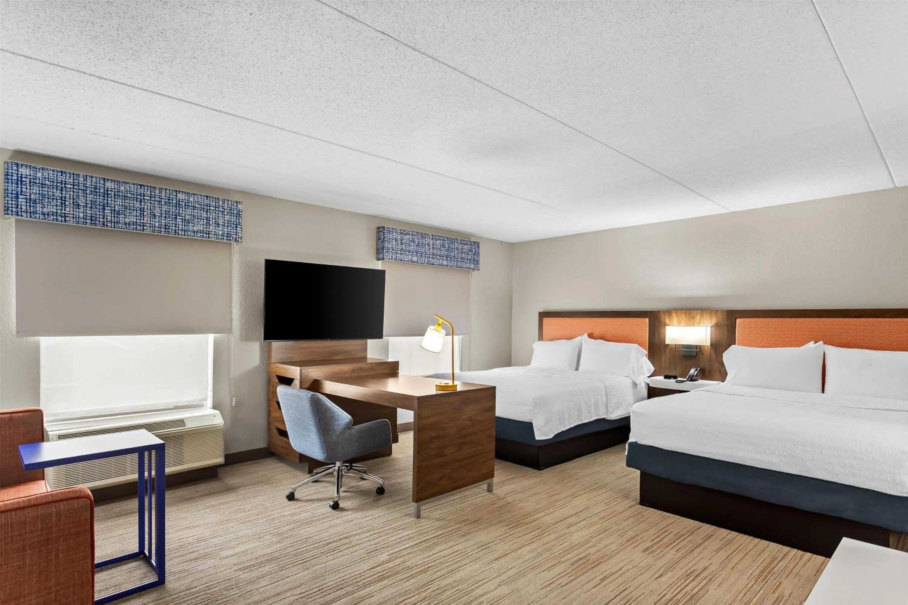 Living room, Bed in Hampton Inn & Suites Bolingbrook