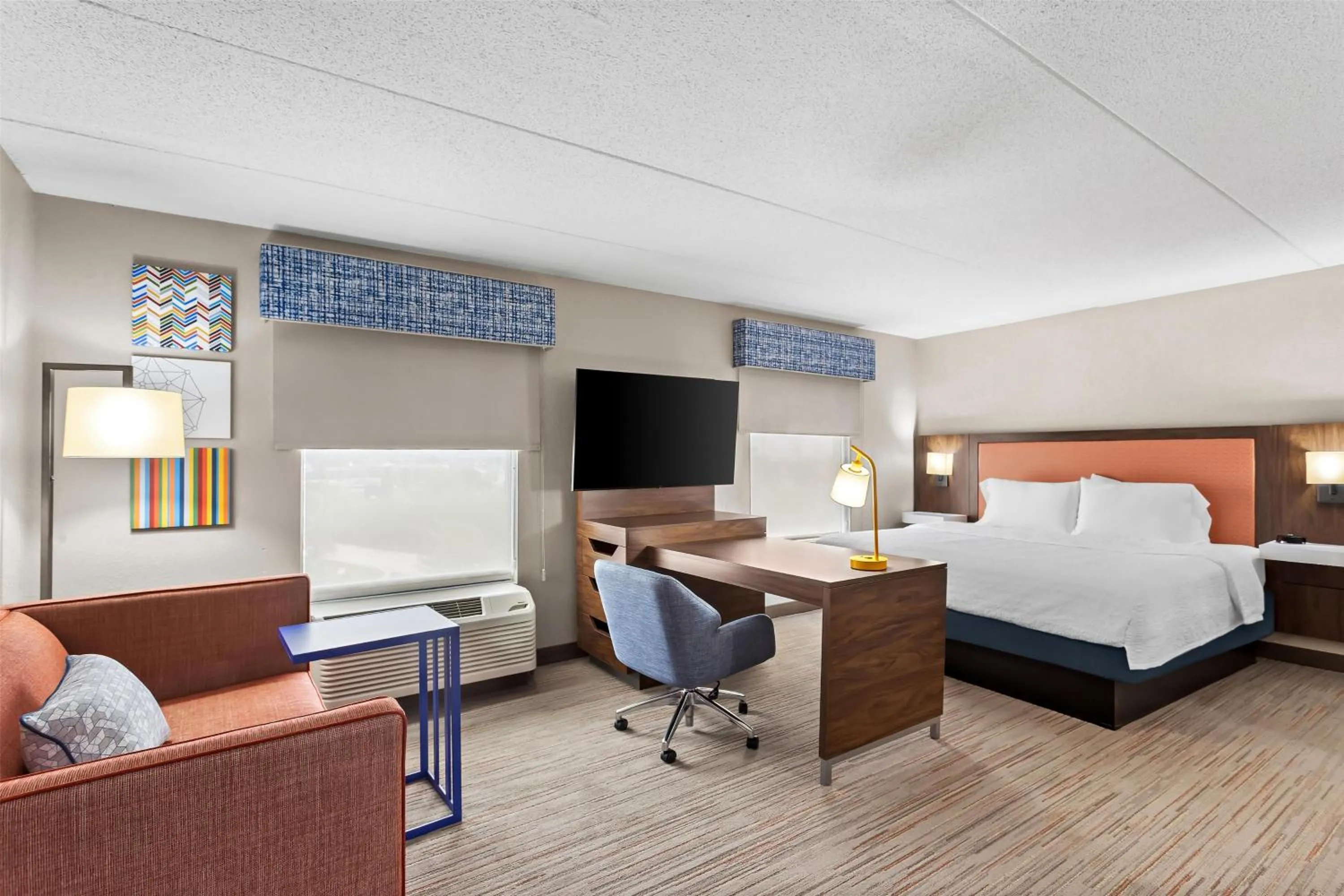 Living room, Bed in Hampton Inn & Suites Bolingbrook