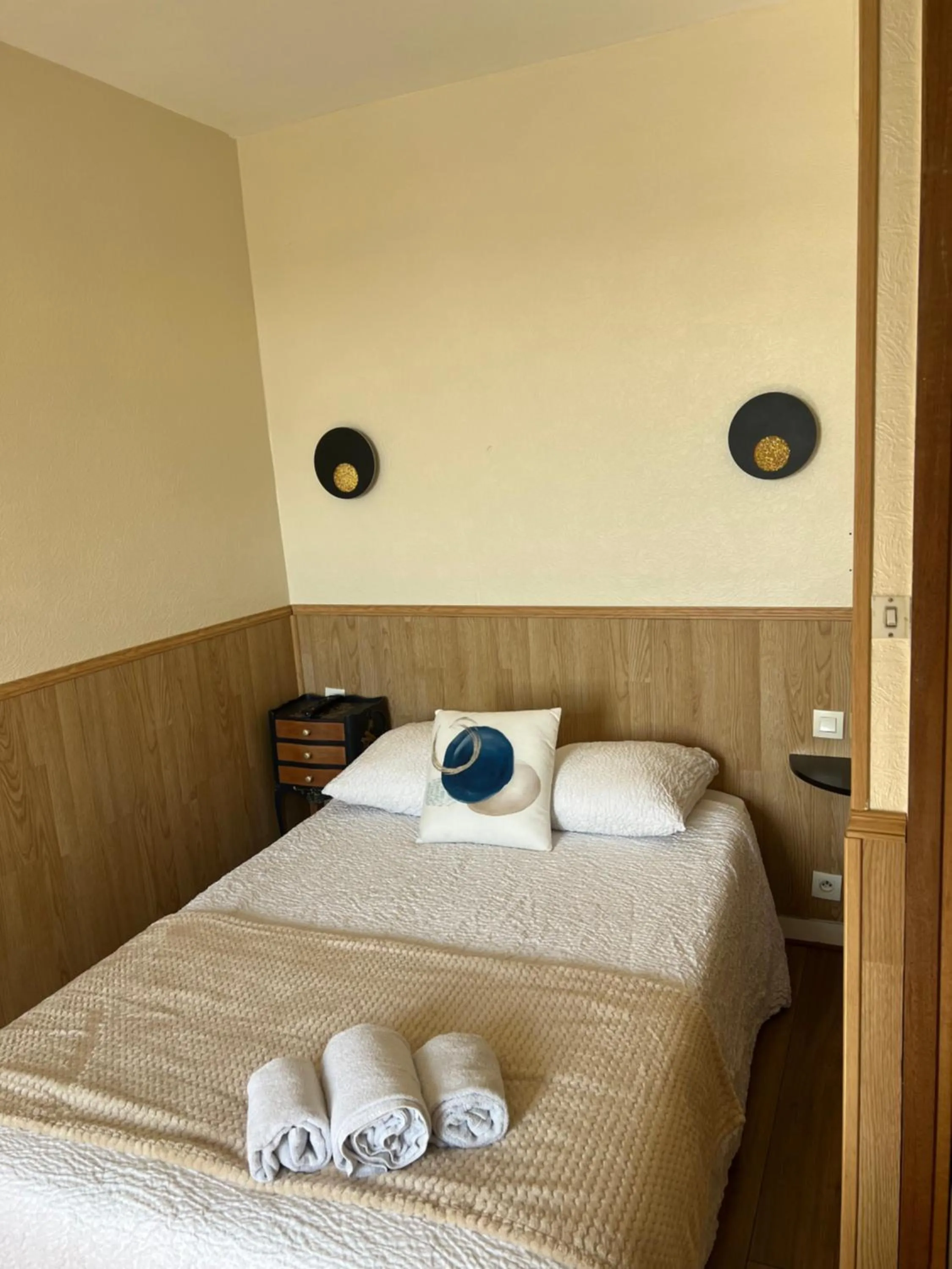 Bed in Hôtel Les Quais