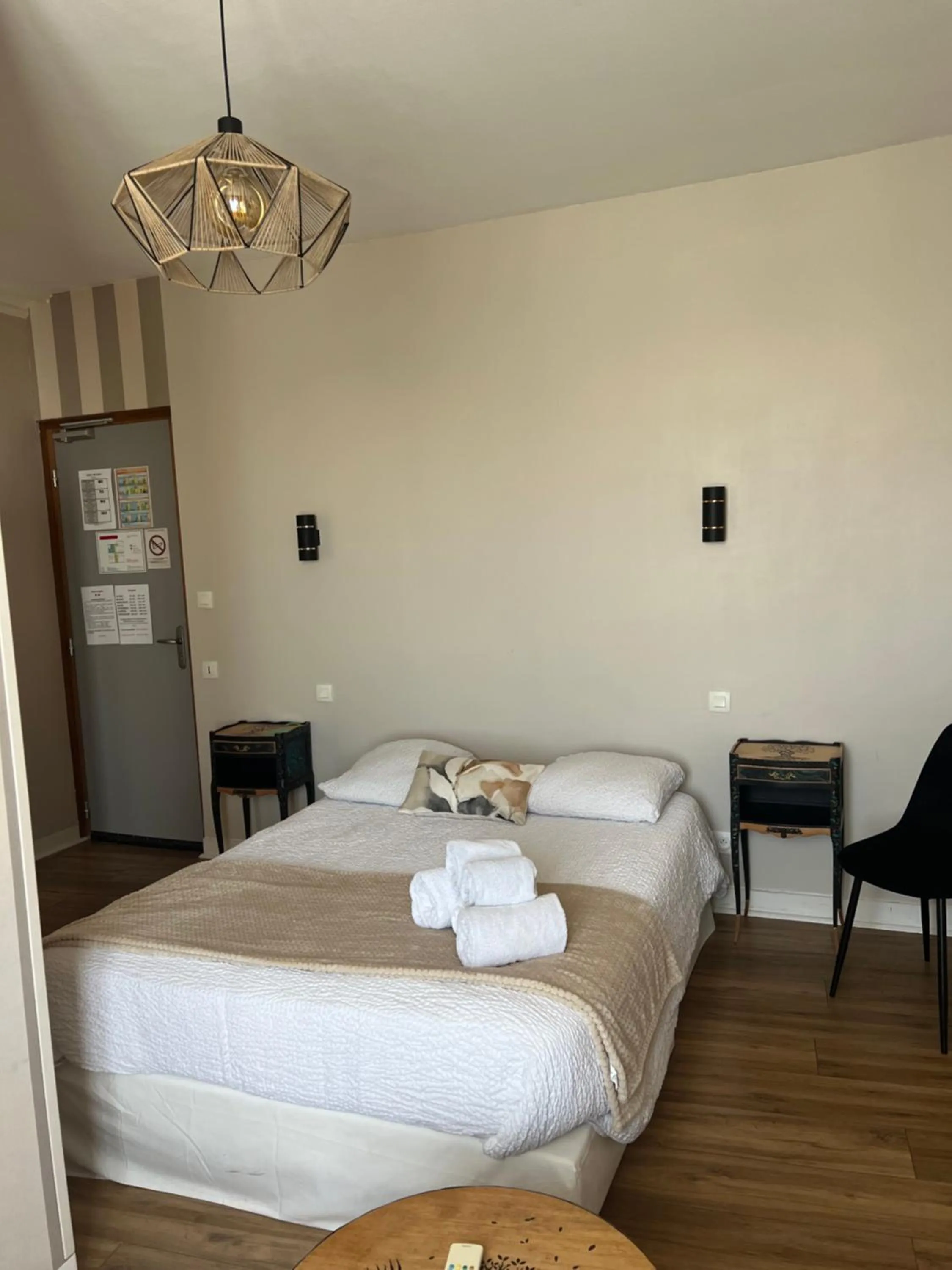 Bed in Hôtel Les Quais