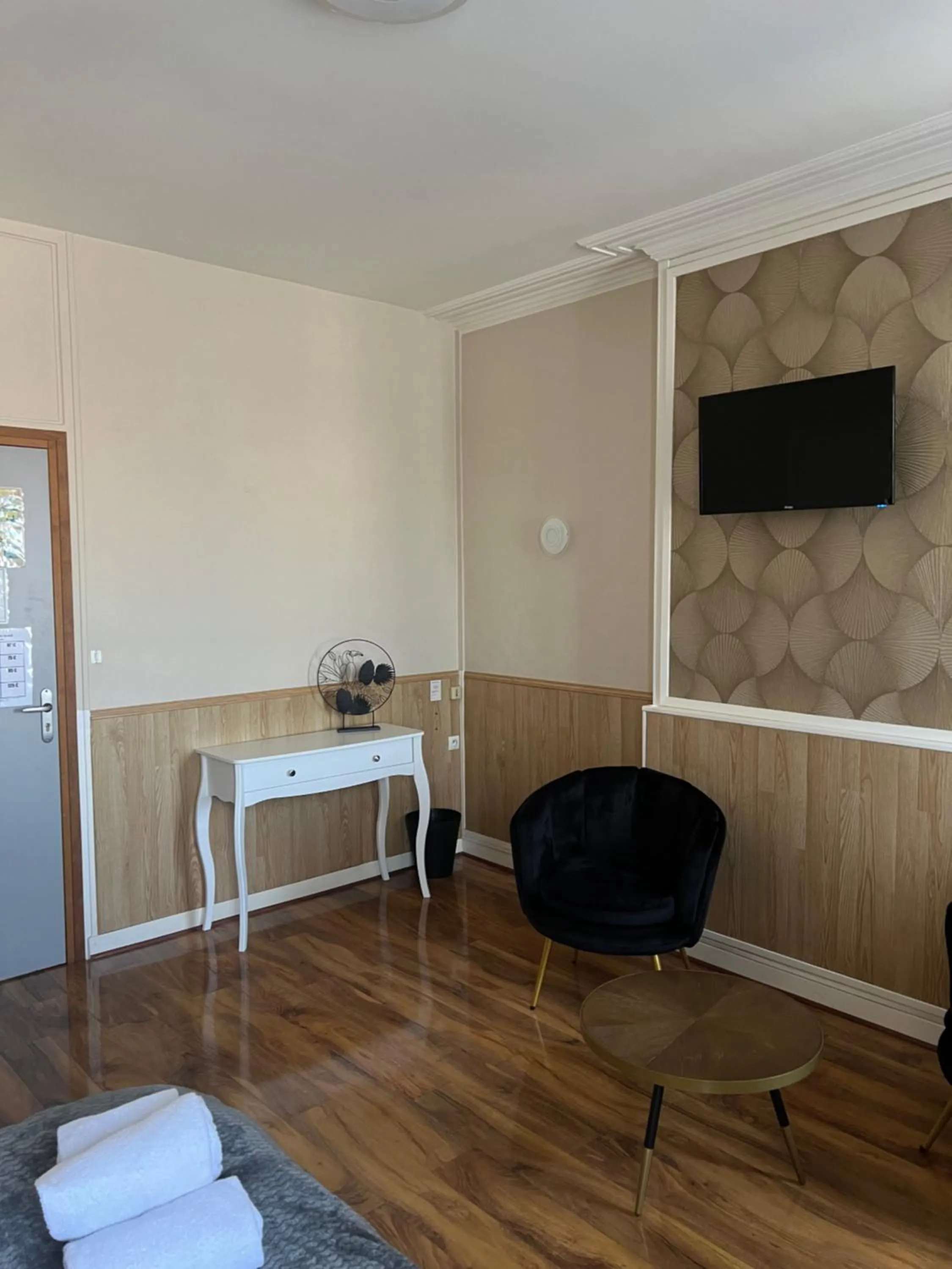 Photo of the whole room in Hôtel Les Quais