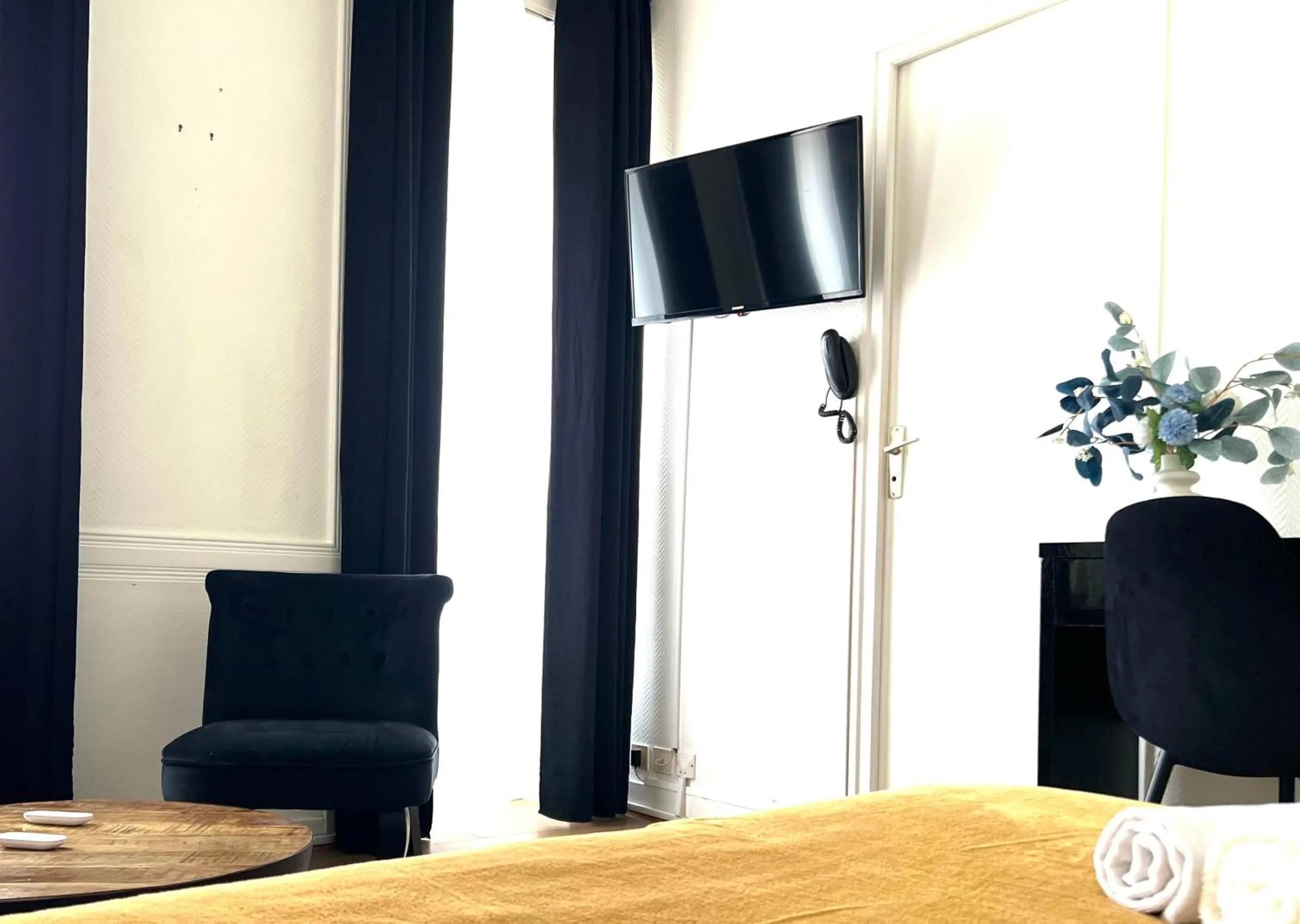 TV and multimedia in Hôtel Les Quais