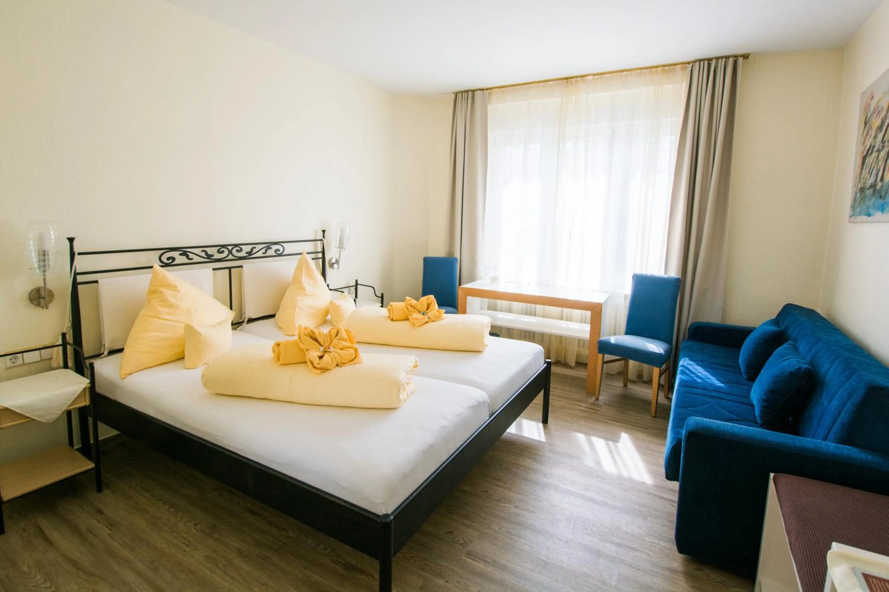 Lake view, Bed in Hotel & Restaurant Mainaublick