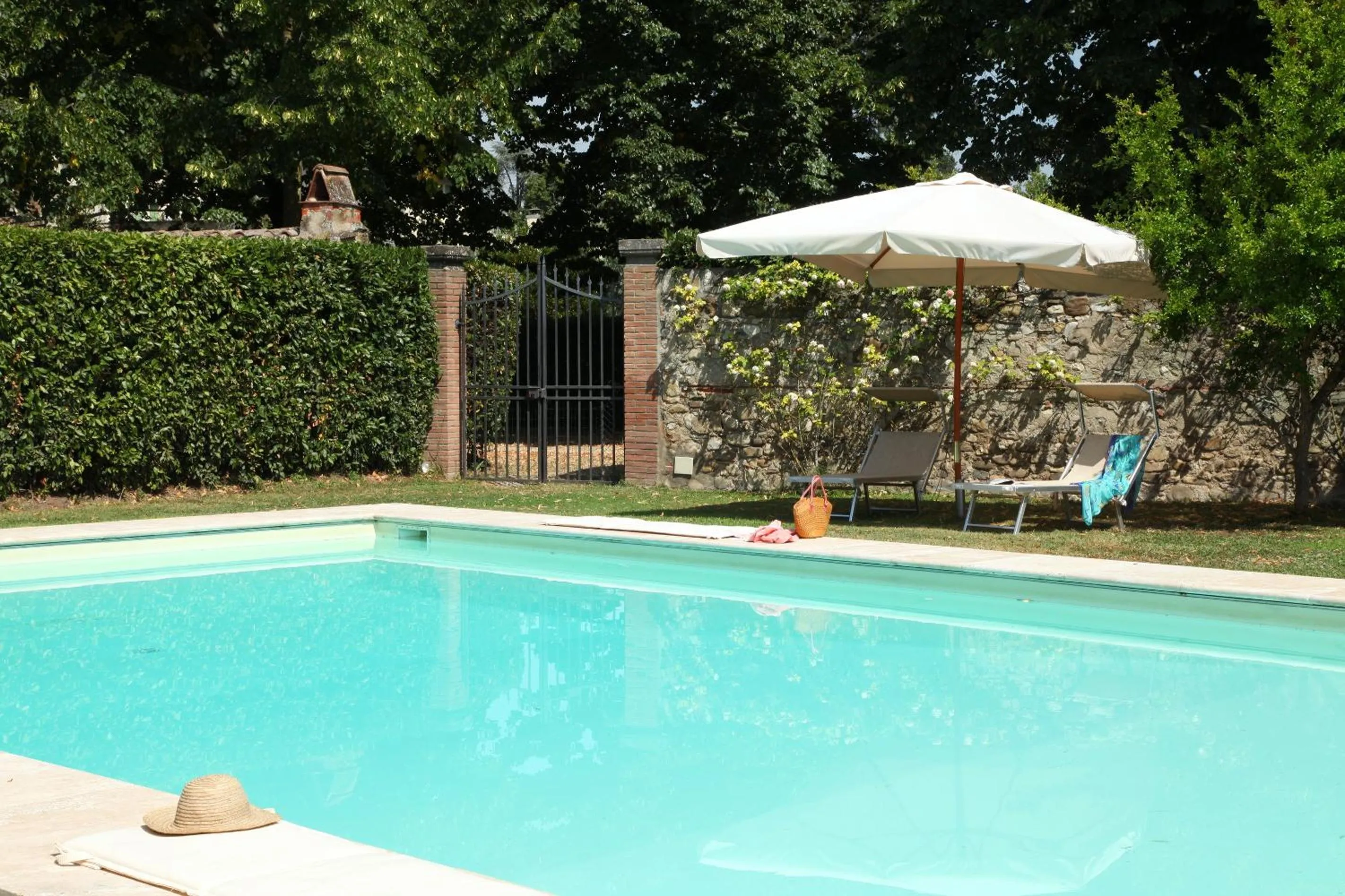 Swimming pool in Rovezzano B&B