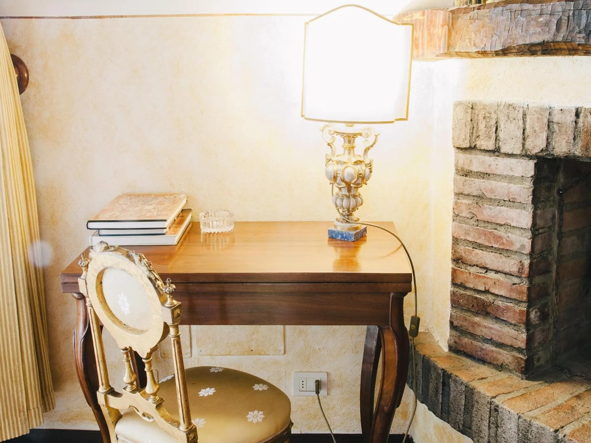 Library in Rovezzano B&B