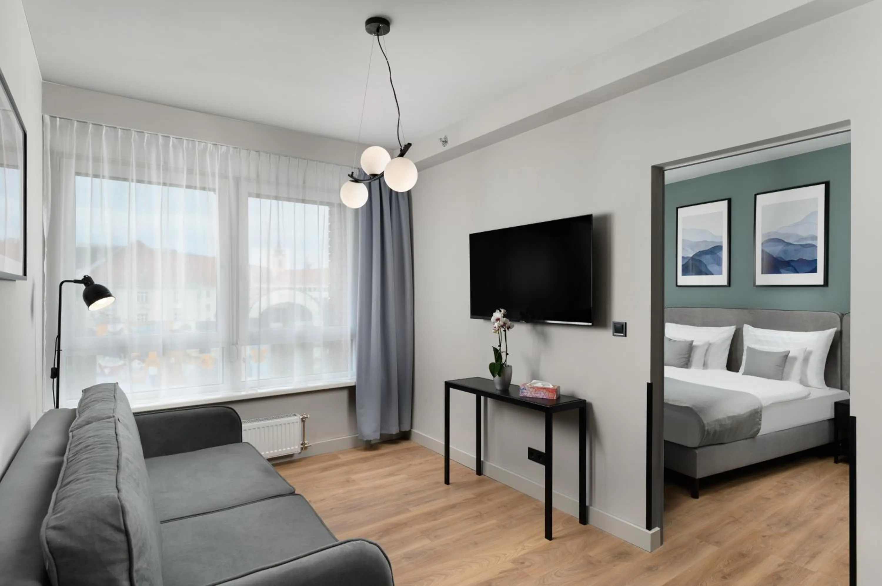 Communal lounge/ TV room, Bed in Florin Apart Hotel