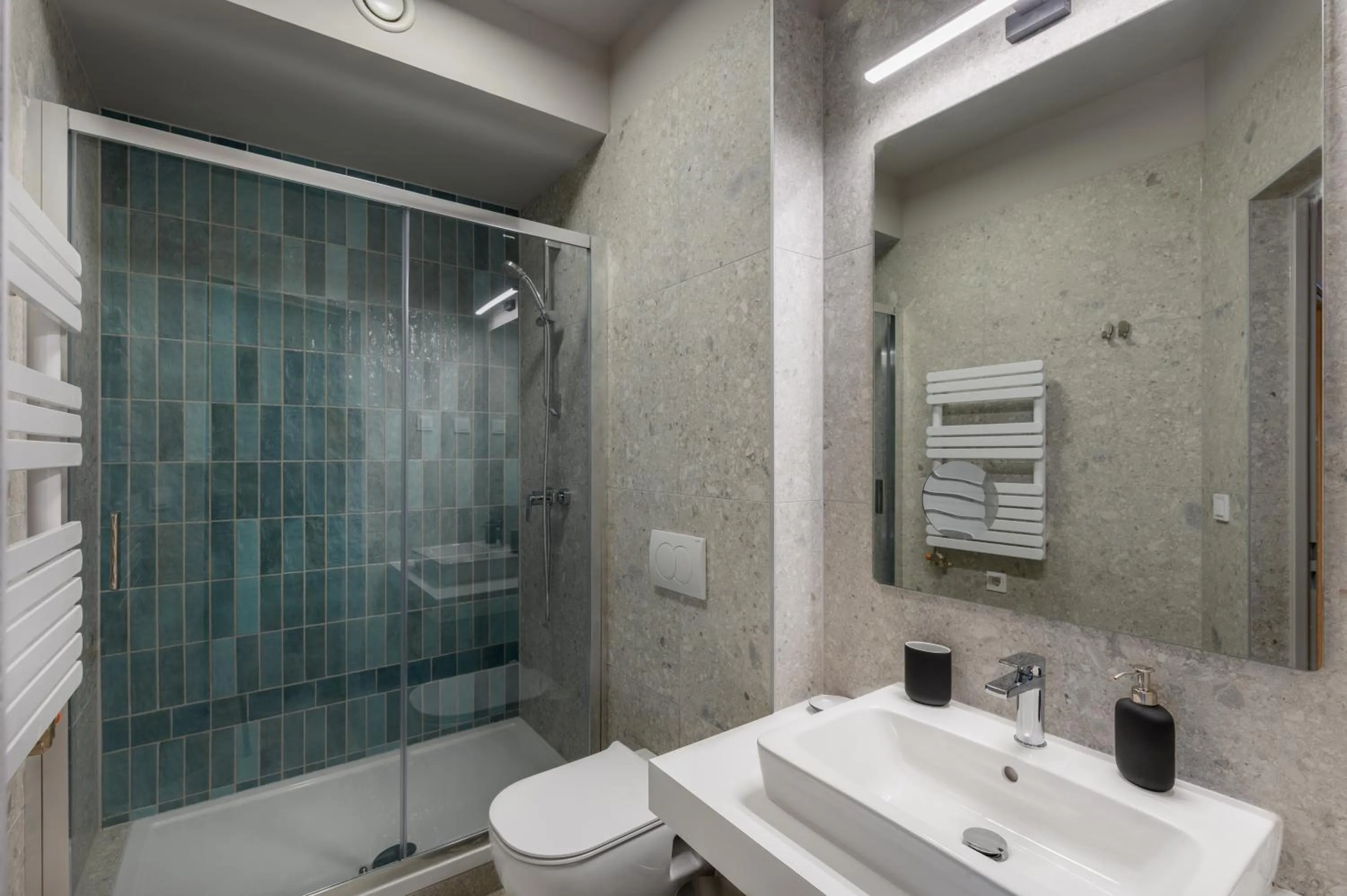 Shower in Florin Apart Hotel