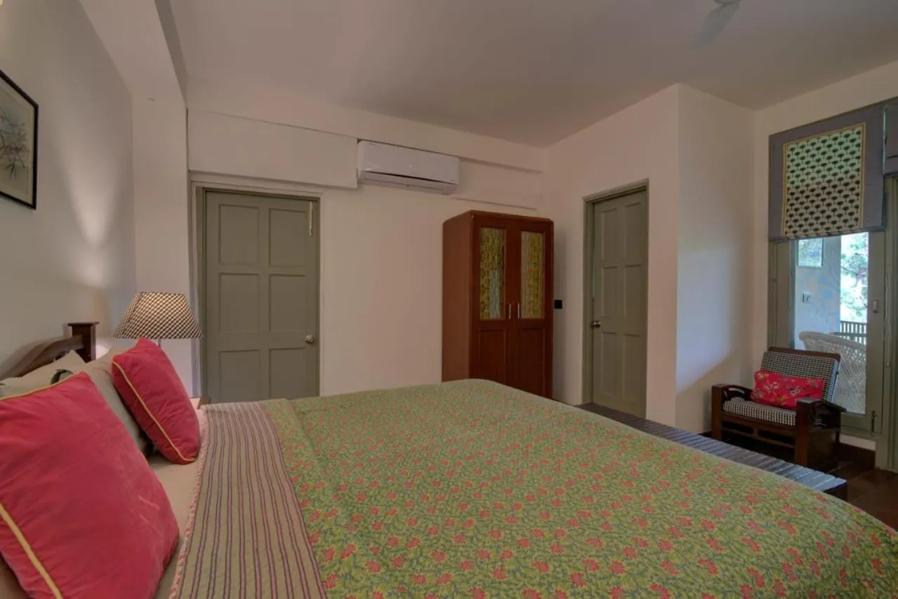 Photo of the whole room in 7 Pines Kasauli