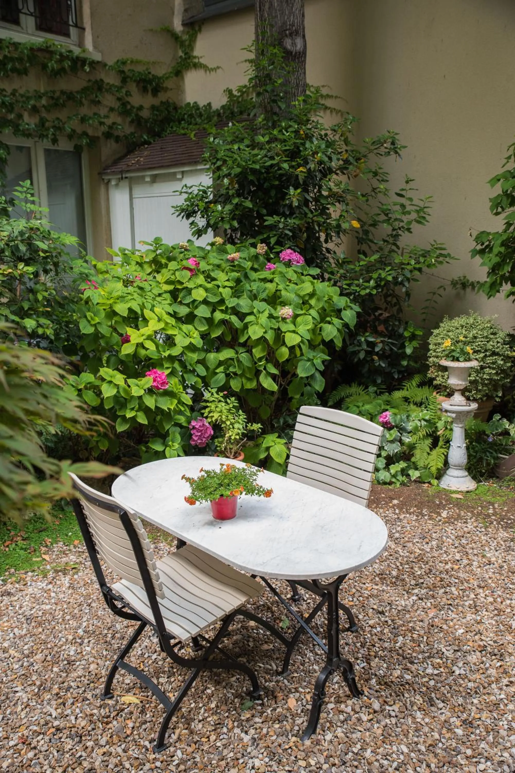 Patio in Hôtel de l'Avre