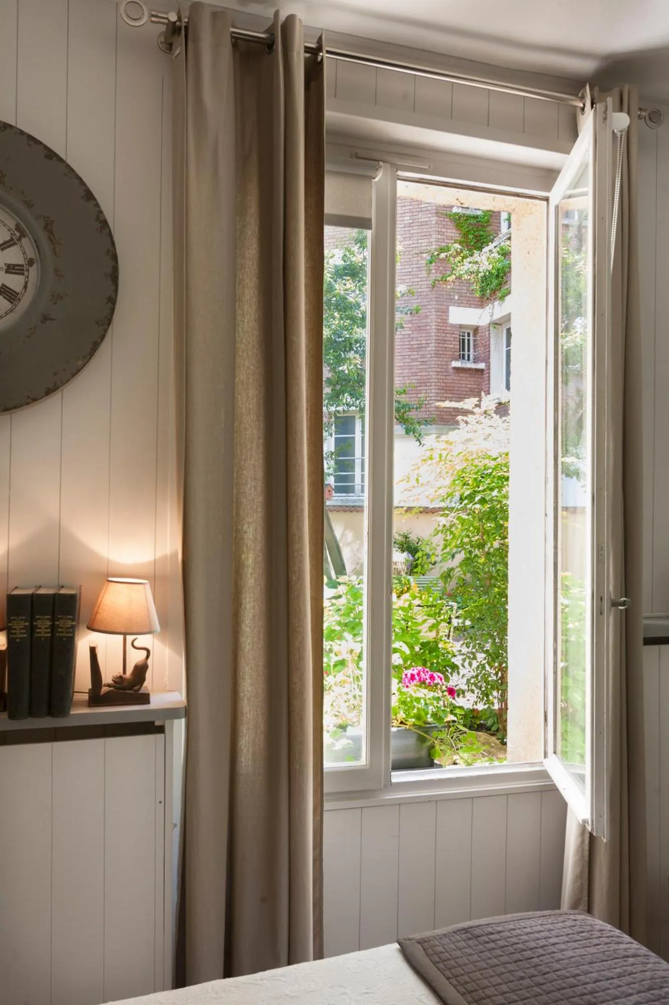 Garden view, Bed in Hôtel de l'Avre
